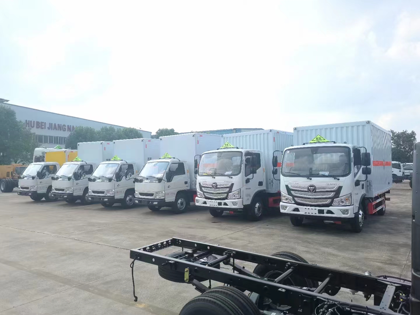 藍(lán)牌爆破器材運(yùn)輸車批量發(fā)車
