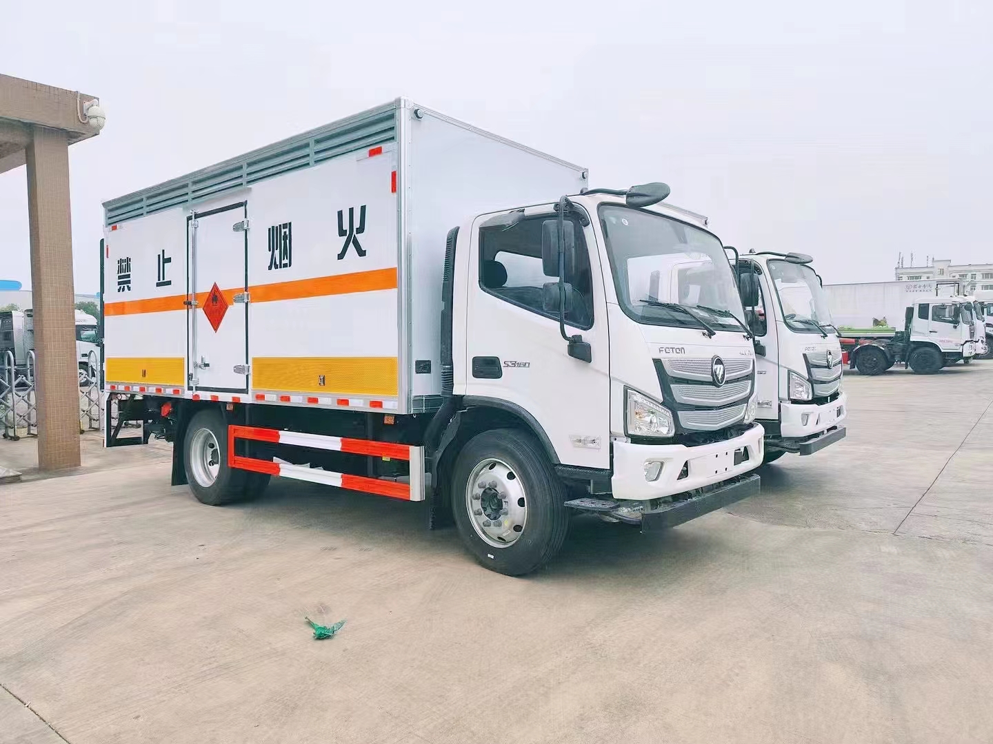 福田歐馬可額載6.8噸二類易燃?xì)怏w廂式運(yùn)輸車批量發(fā)車