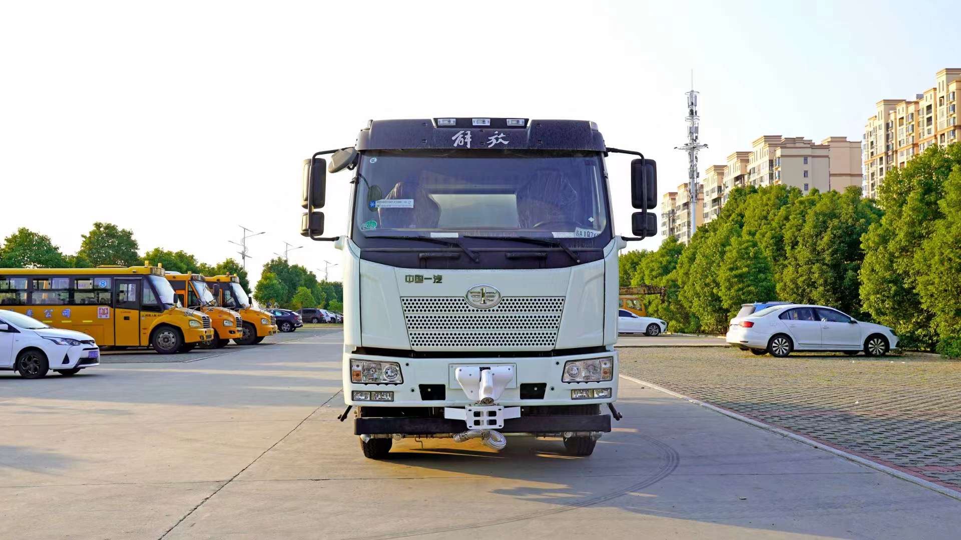 解放黃牌12方國(guó)六灑水車