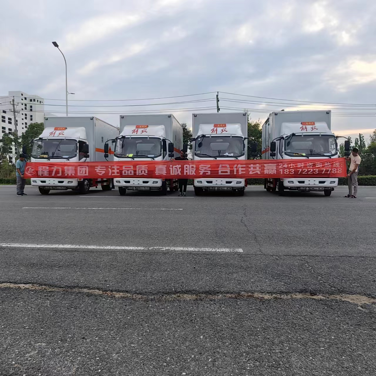 湖南李總批量定制4臺(tái)解放虎V國(guó)六爆破器材運(yùn)輸車