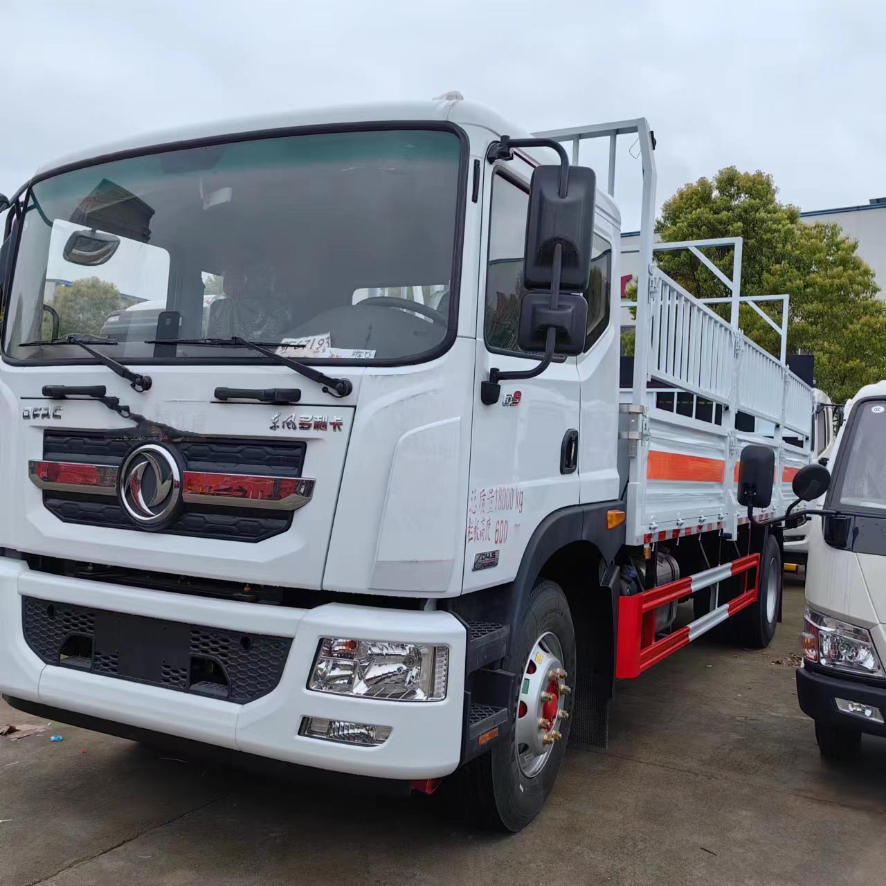 6米8東風(fēng)D9國(guó)六氣瓶車