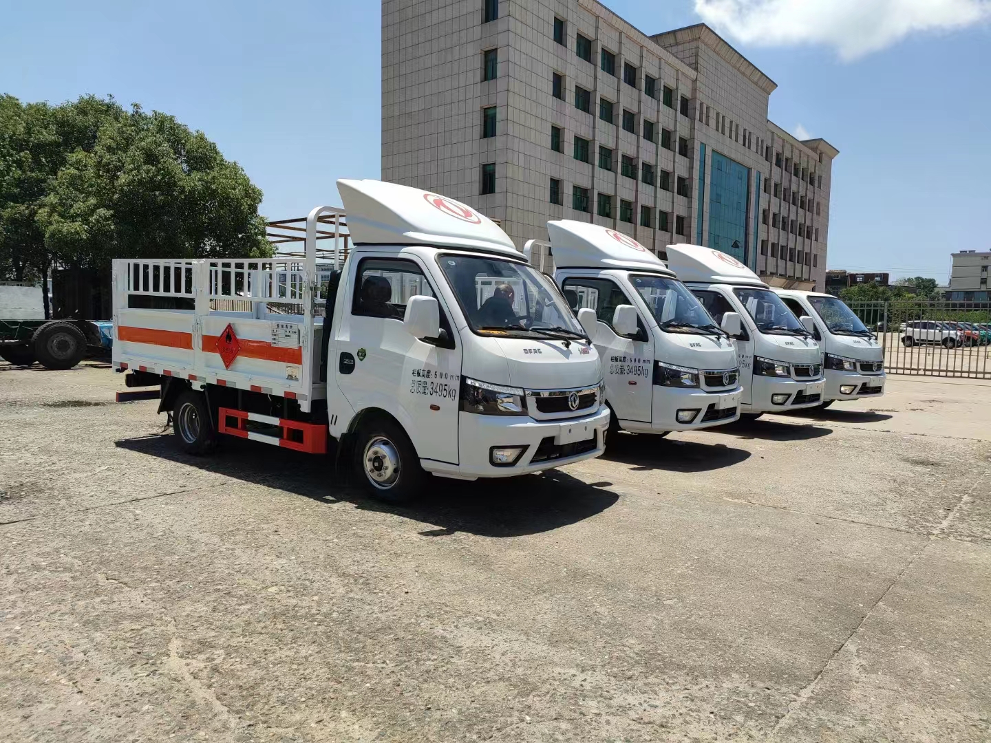 江西李總批量定制4臺(tái)東風(fēng)途逸國六氣瓶車