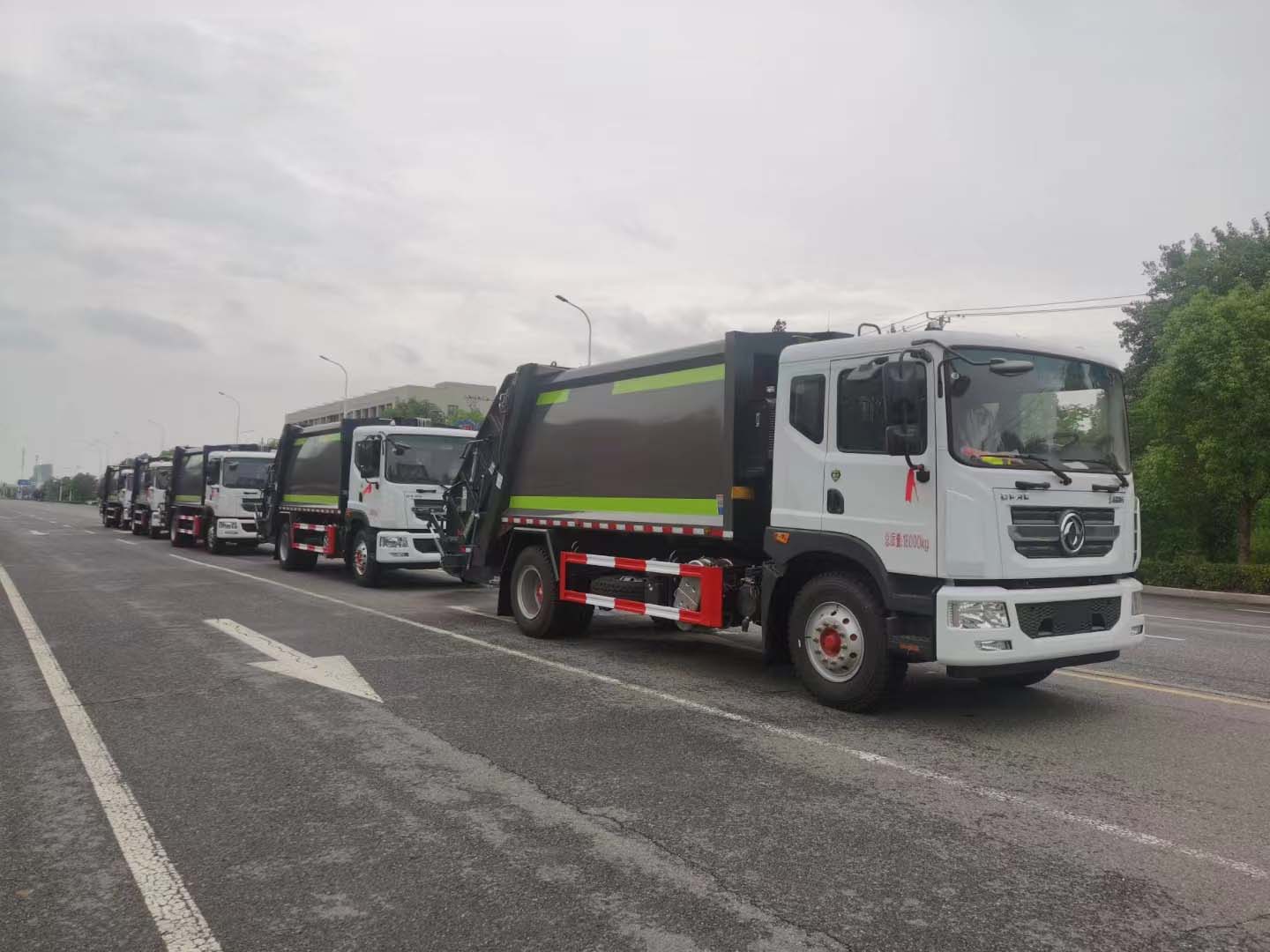 東風D9國六12方壓縮垃圾車批量發車