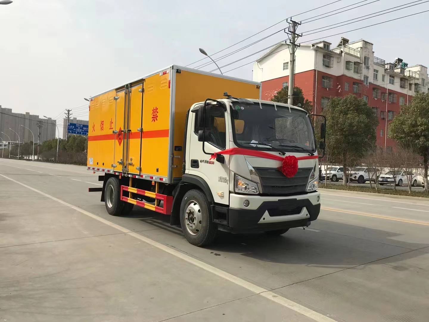 福田瑞沃額載6噸190馬力國六爆破器材運輸車