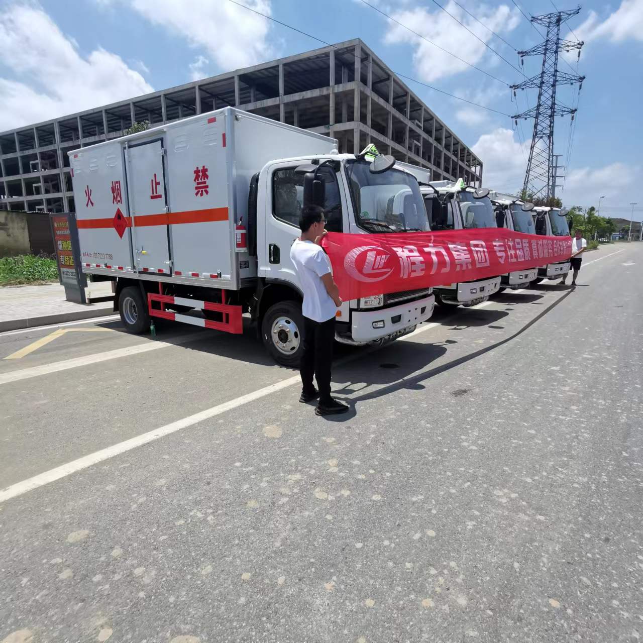 青海4臺解放國六藍牌危險品車批量發車