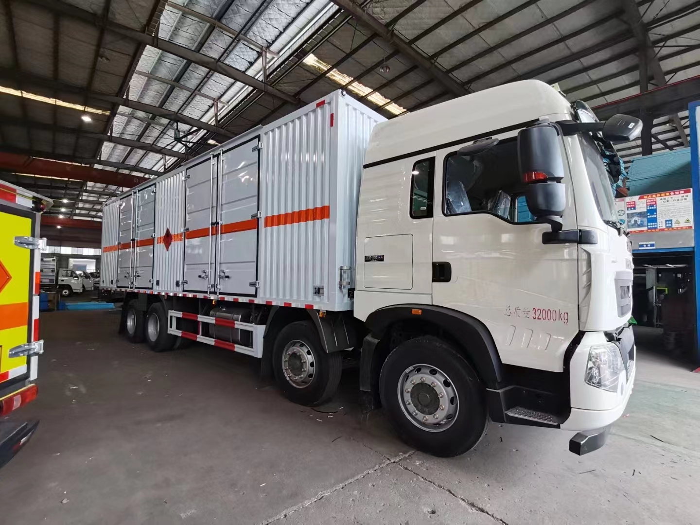 汕德卡國六前四后八瓦楞板危險品車