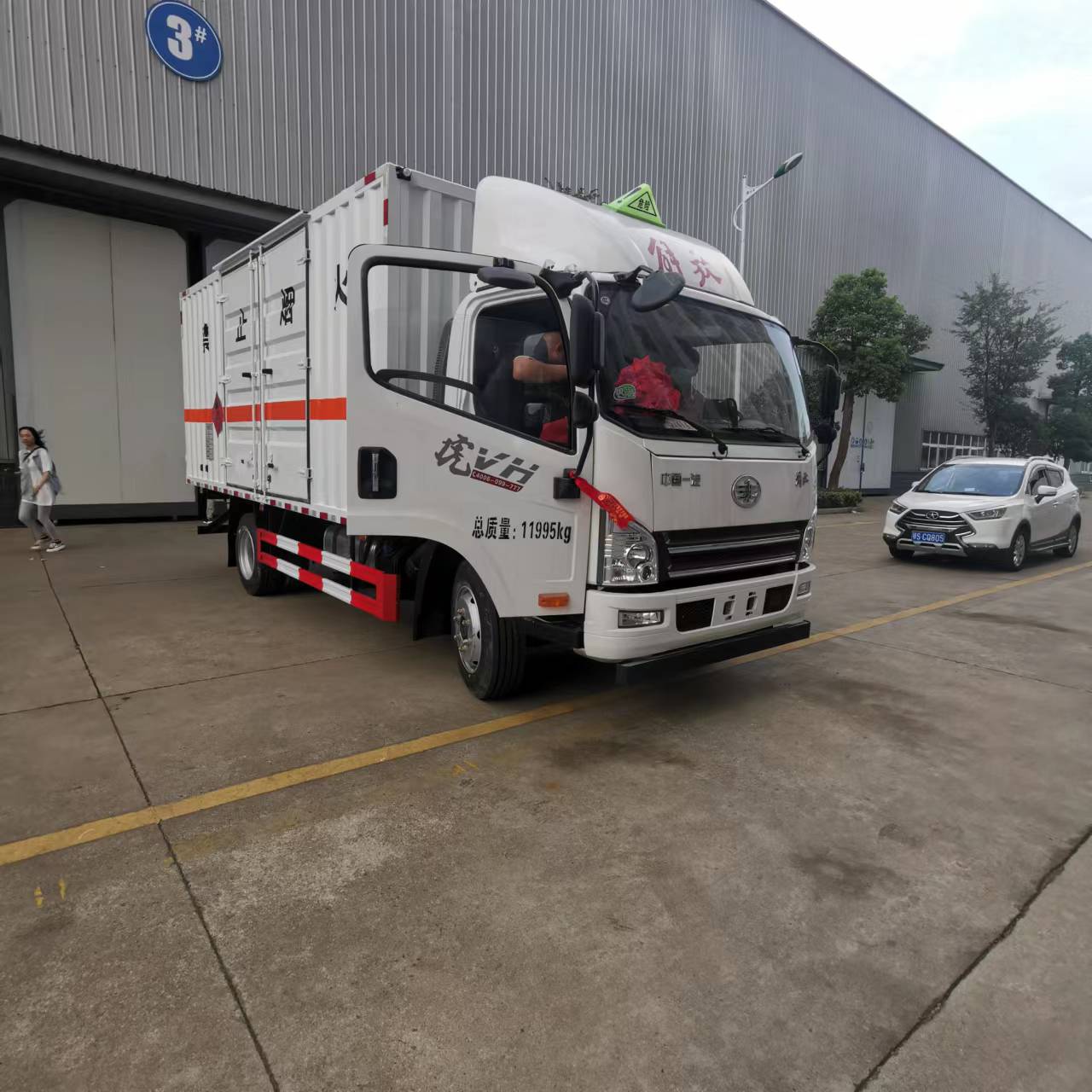 解放虎V國六5米1瓦楞板危險品車