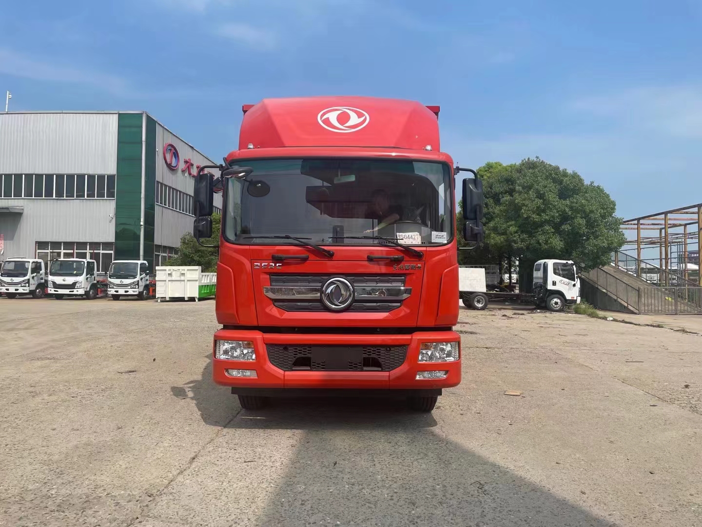 東風D9國六帶導流罩瓦楞板危險品車