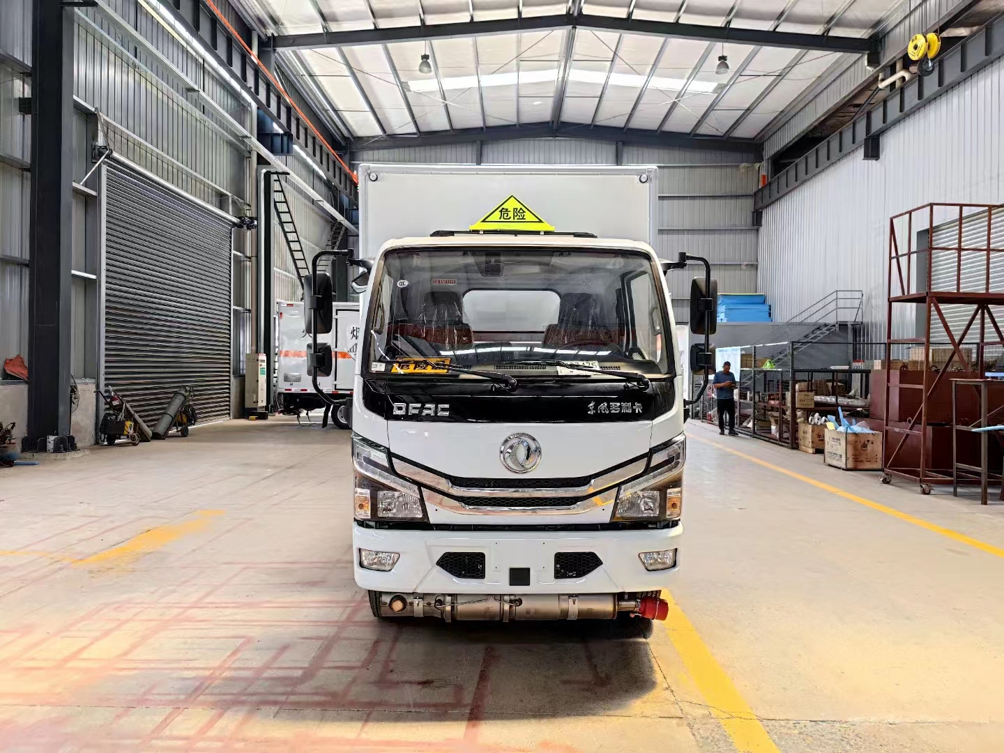 東風多利卡藍牌全柴115馬力雜項危險品車