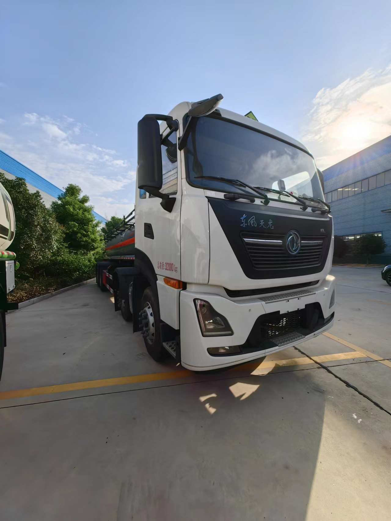 東風天龍國六前四后八腐蝕品罐式運輸車