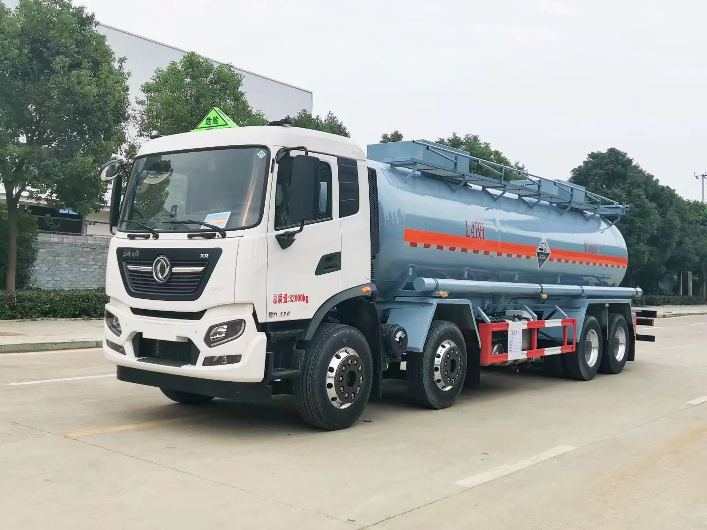 東風天錦國六前四后八腐蝕性物品罐式運輸車