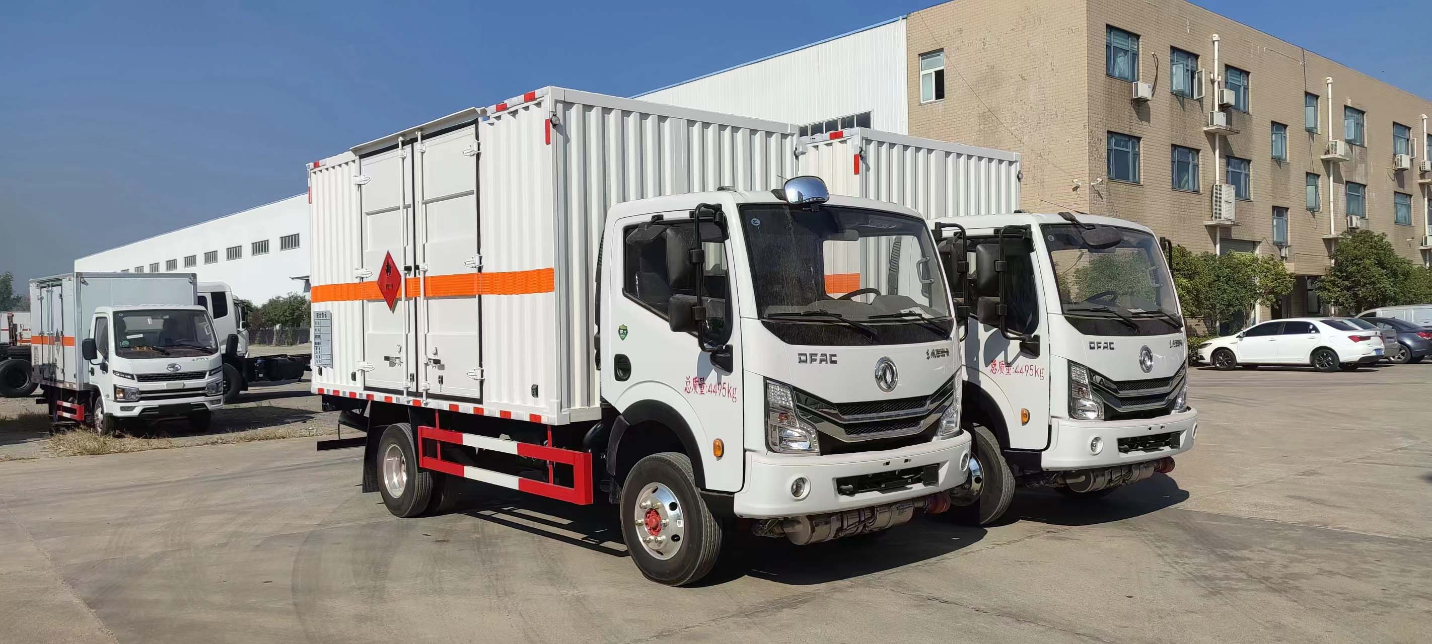 東風(fēng)多利卡藍(lán)牌帶雙開門瓦楞板危險品車