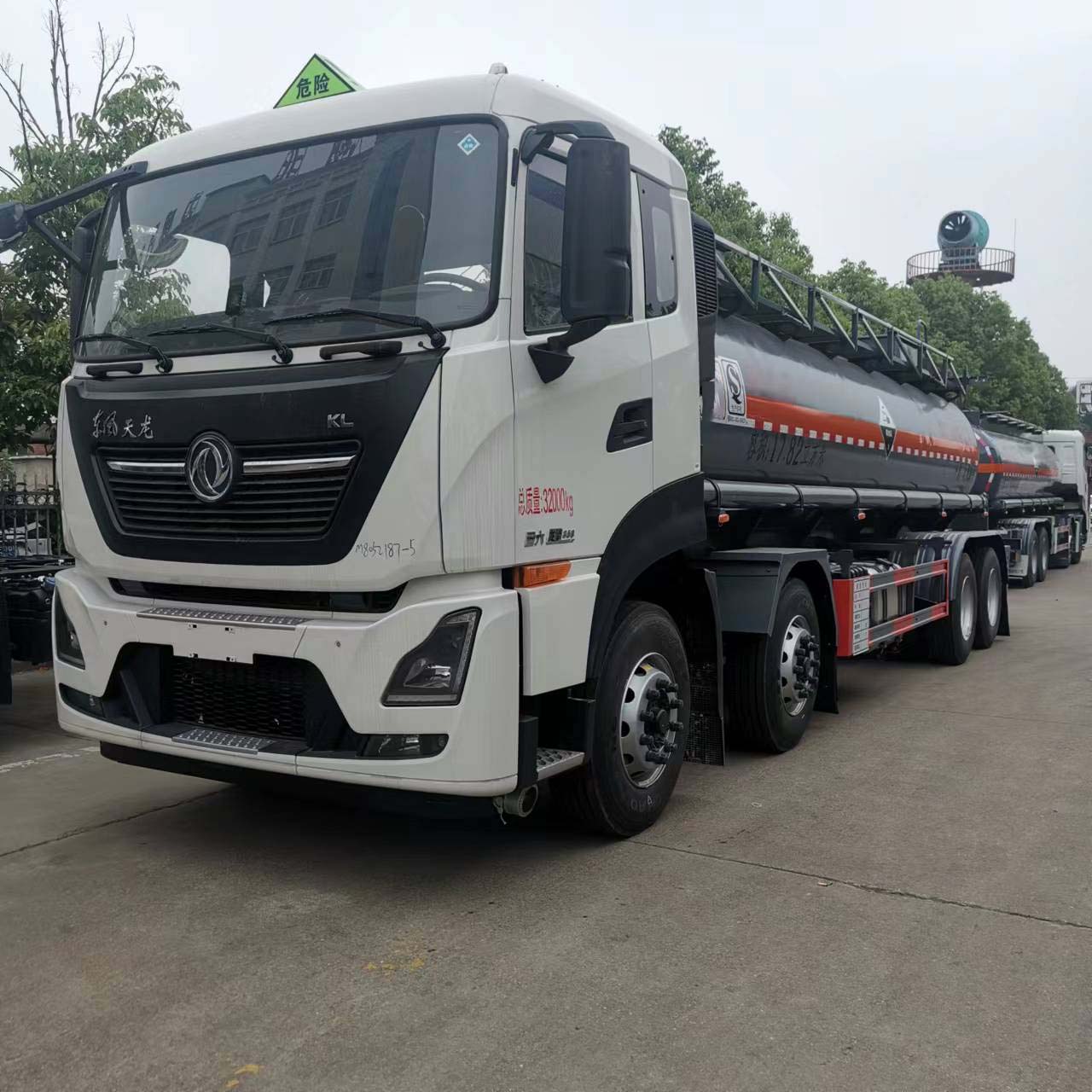 東風(fēng)天龍平頂前四后八國六腐蝕品罐式車