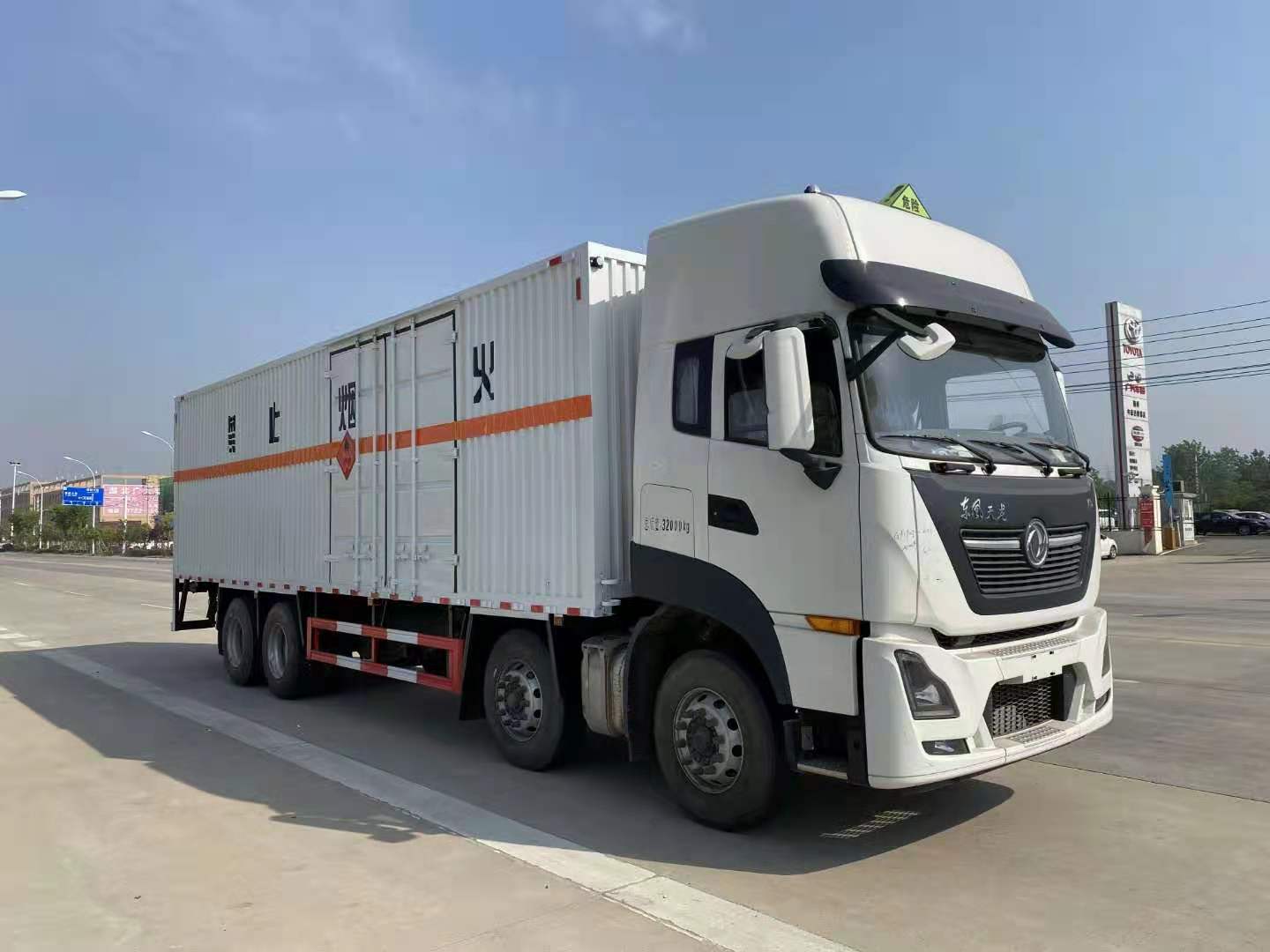 東風(fēng)天龍KL國(guó)六前四后八危險(xiǎn)品車