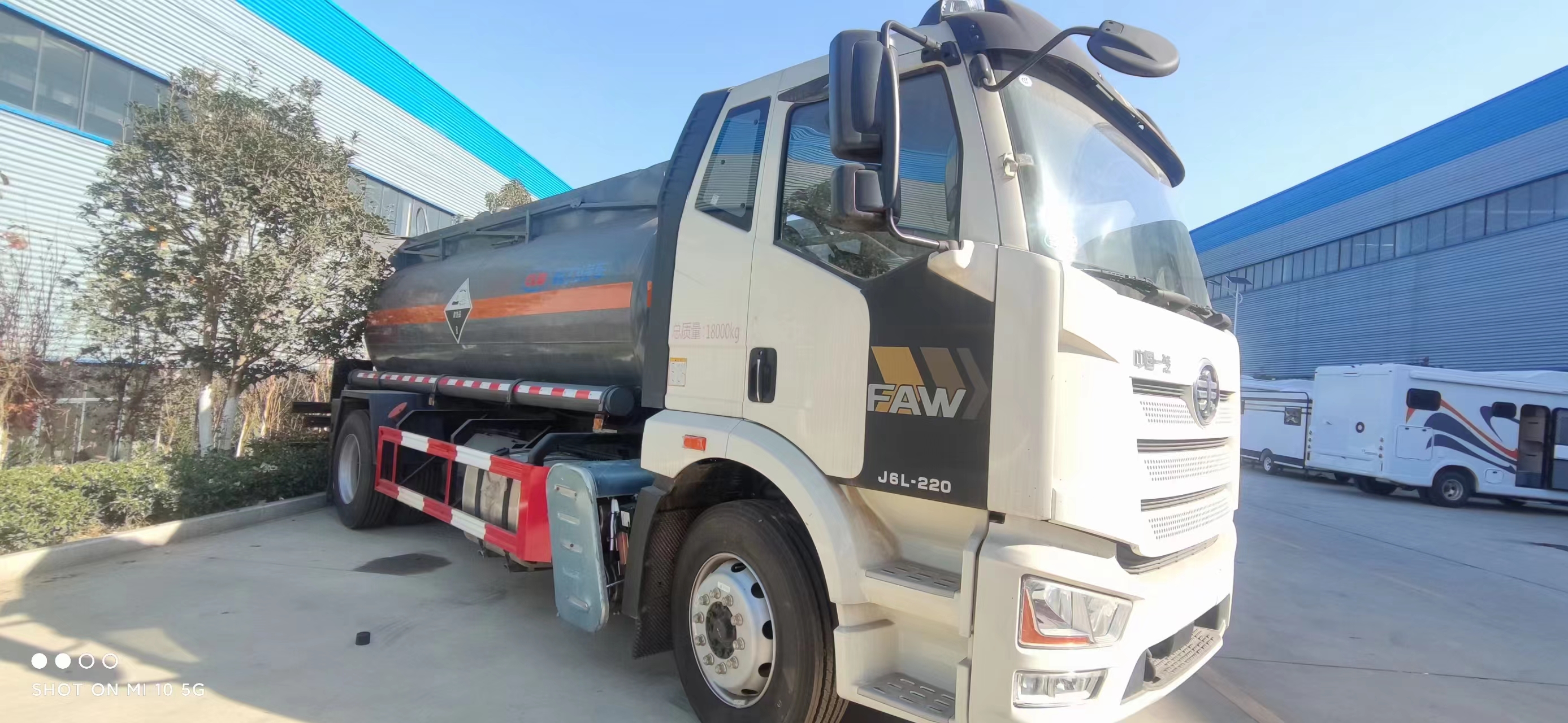 解放J6國(guó)六腐蝕品罐式運(yùn)輸車