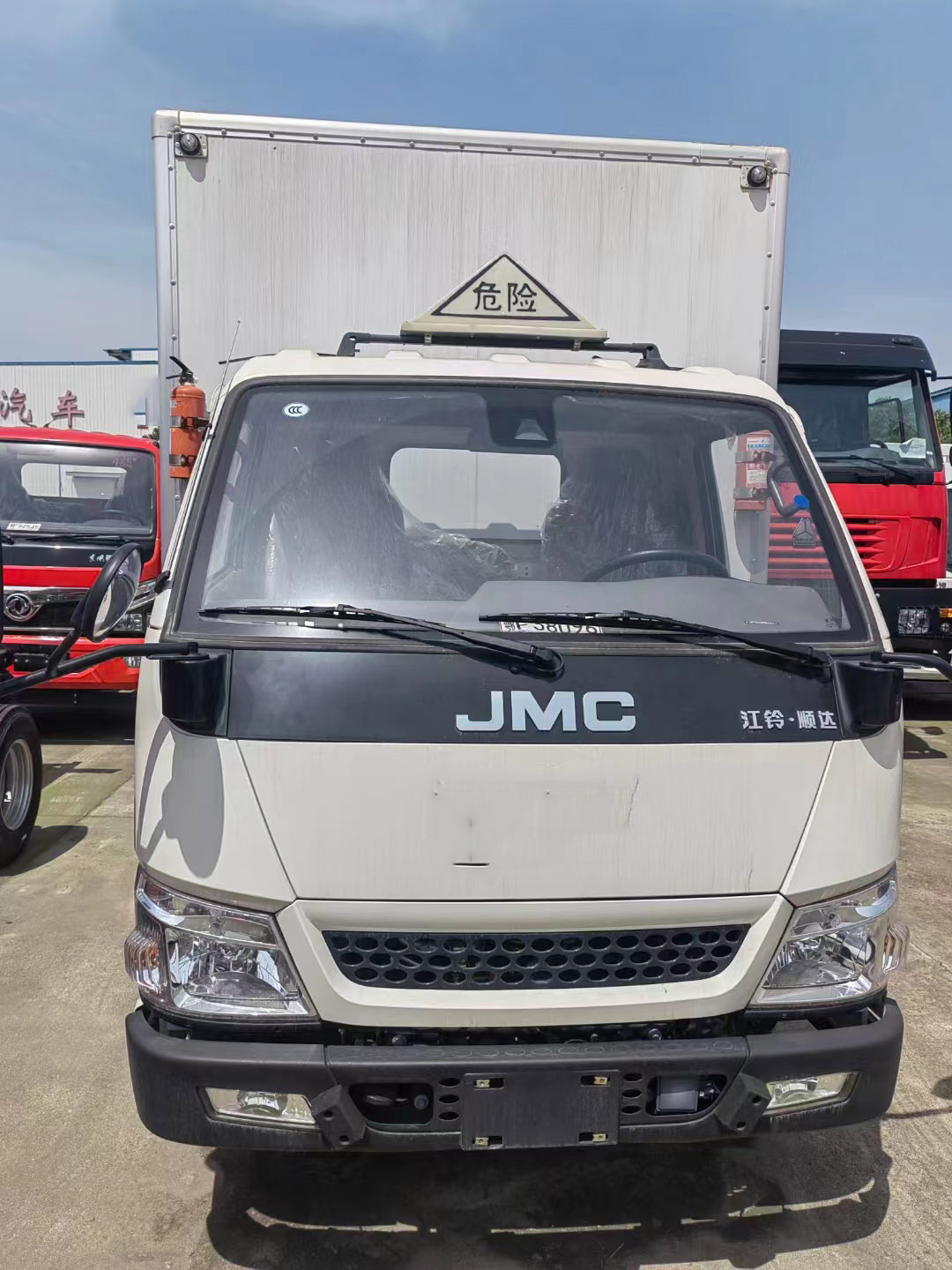 江鈴2.8排量小黃牌暴破運輸車
