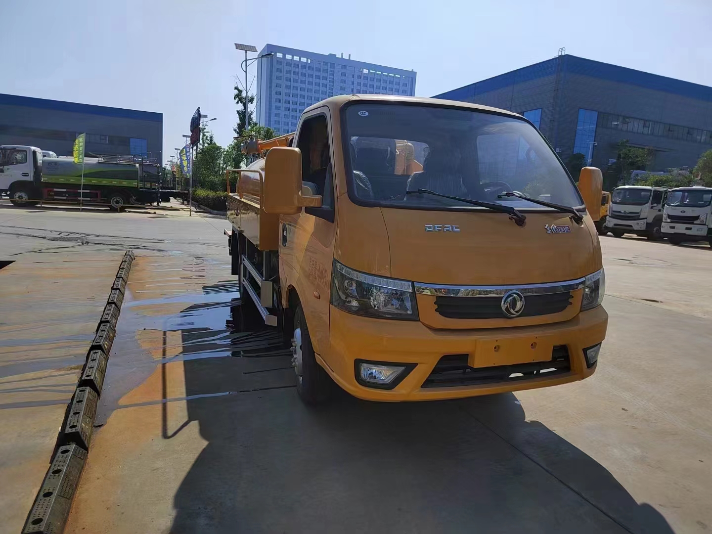 地下室進入方便，東風途逸國六清洗吸污車來幫您
