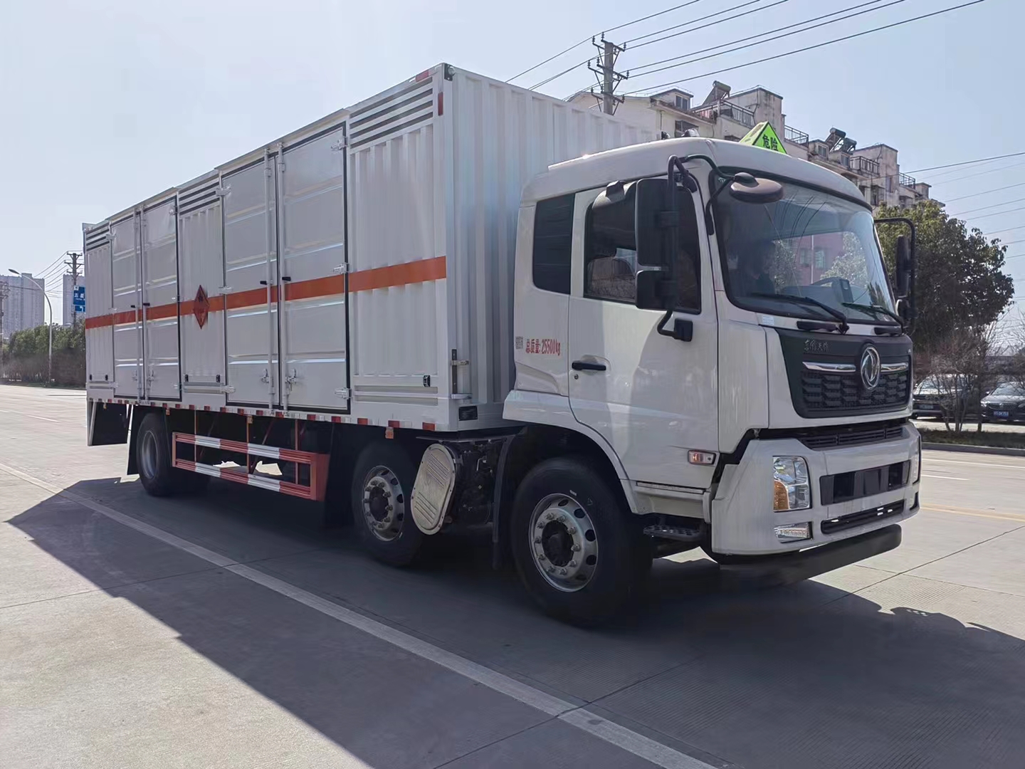 東風(fēng)天錦三軸帶雙開門三類危險品車
