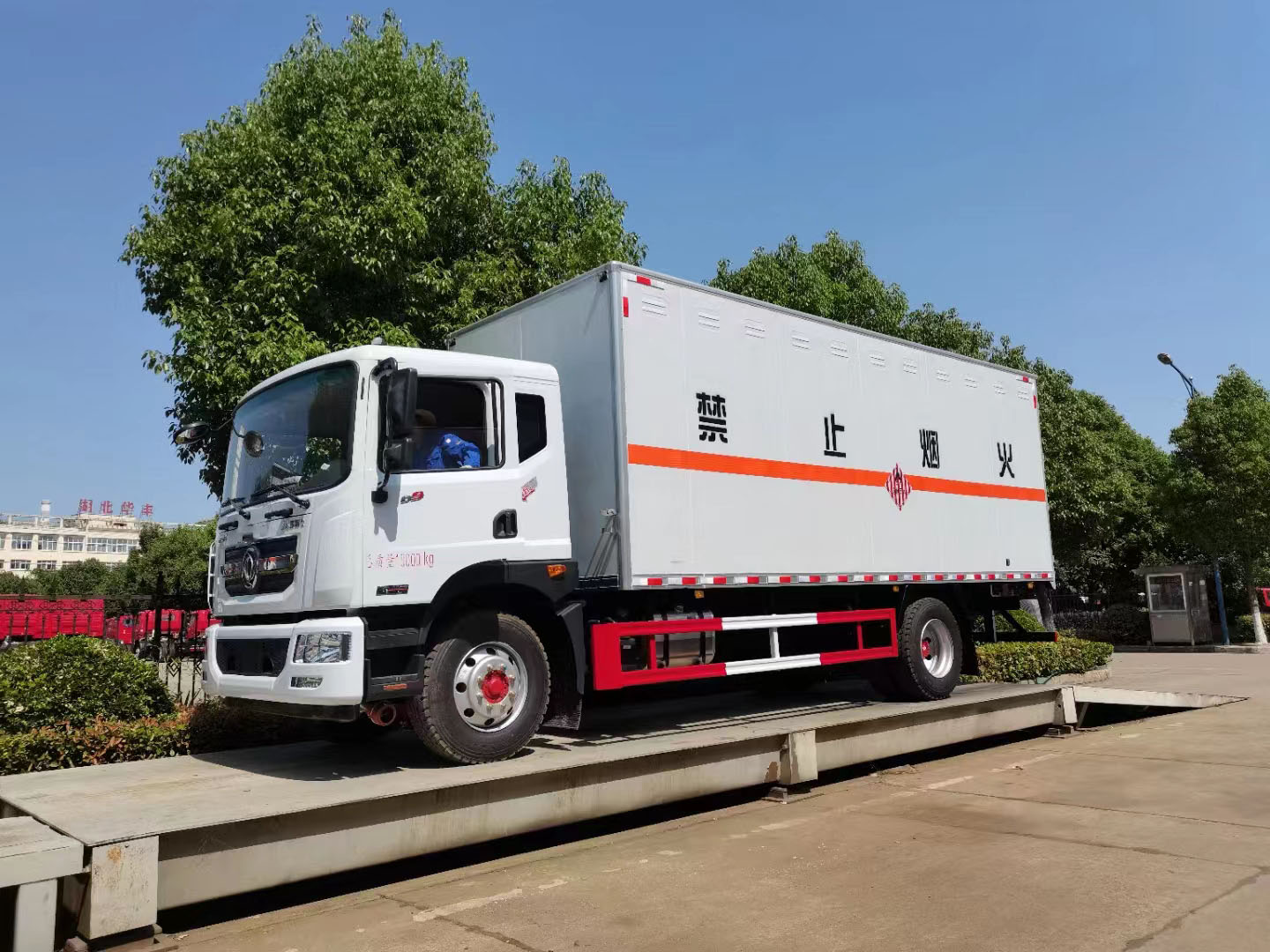 東風D9國六6.8米易燃固體廂式運輸車