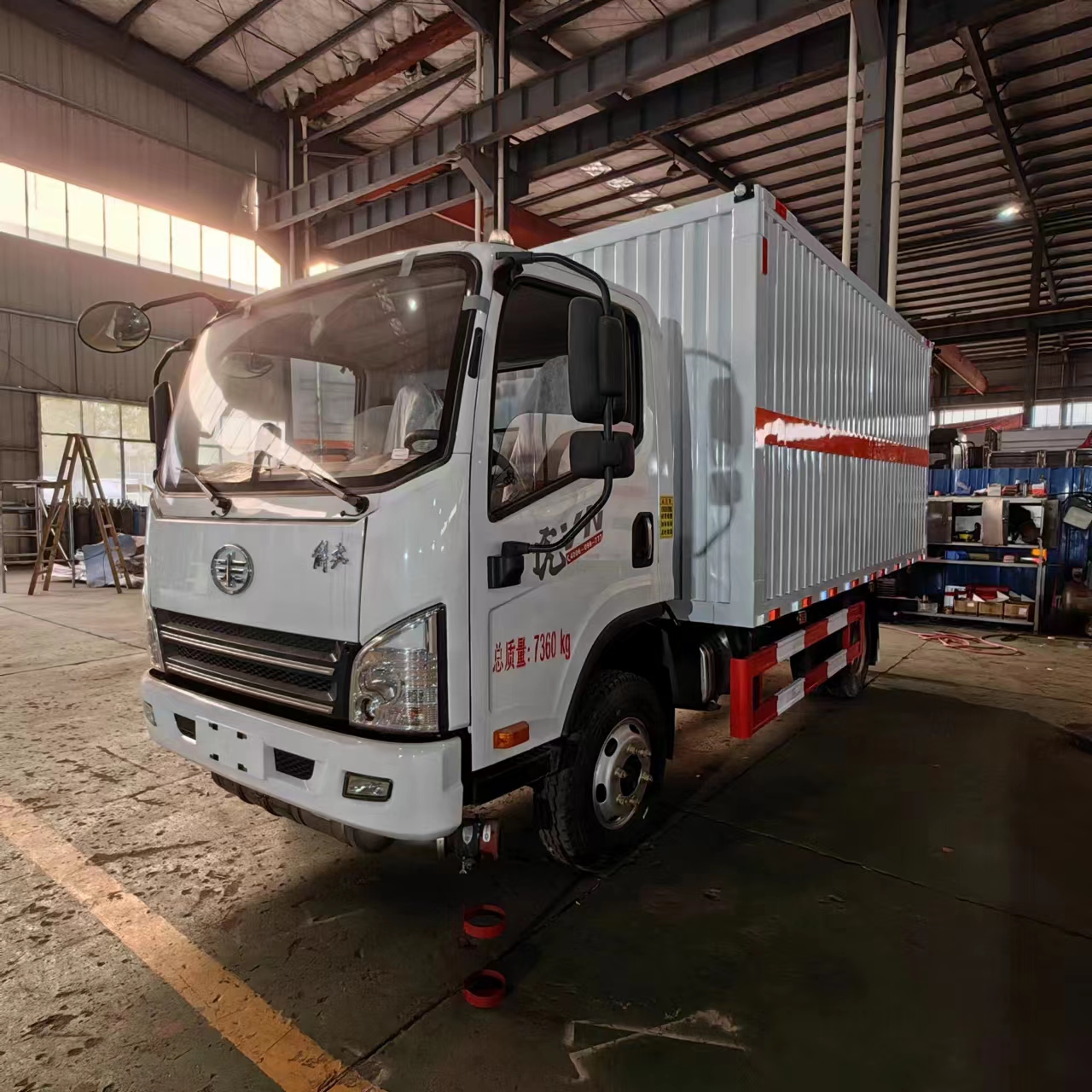 解放黃牌4米2帶雙側門危險品車
