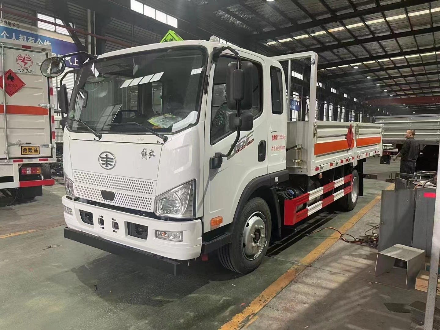 解放J6F國(guó)六排半氣瓶運(yùn)輸車