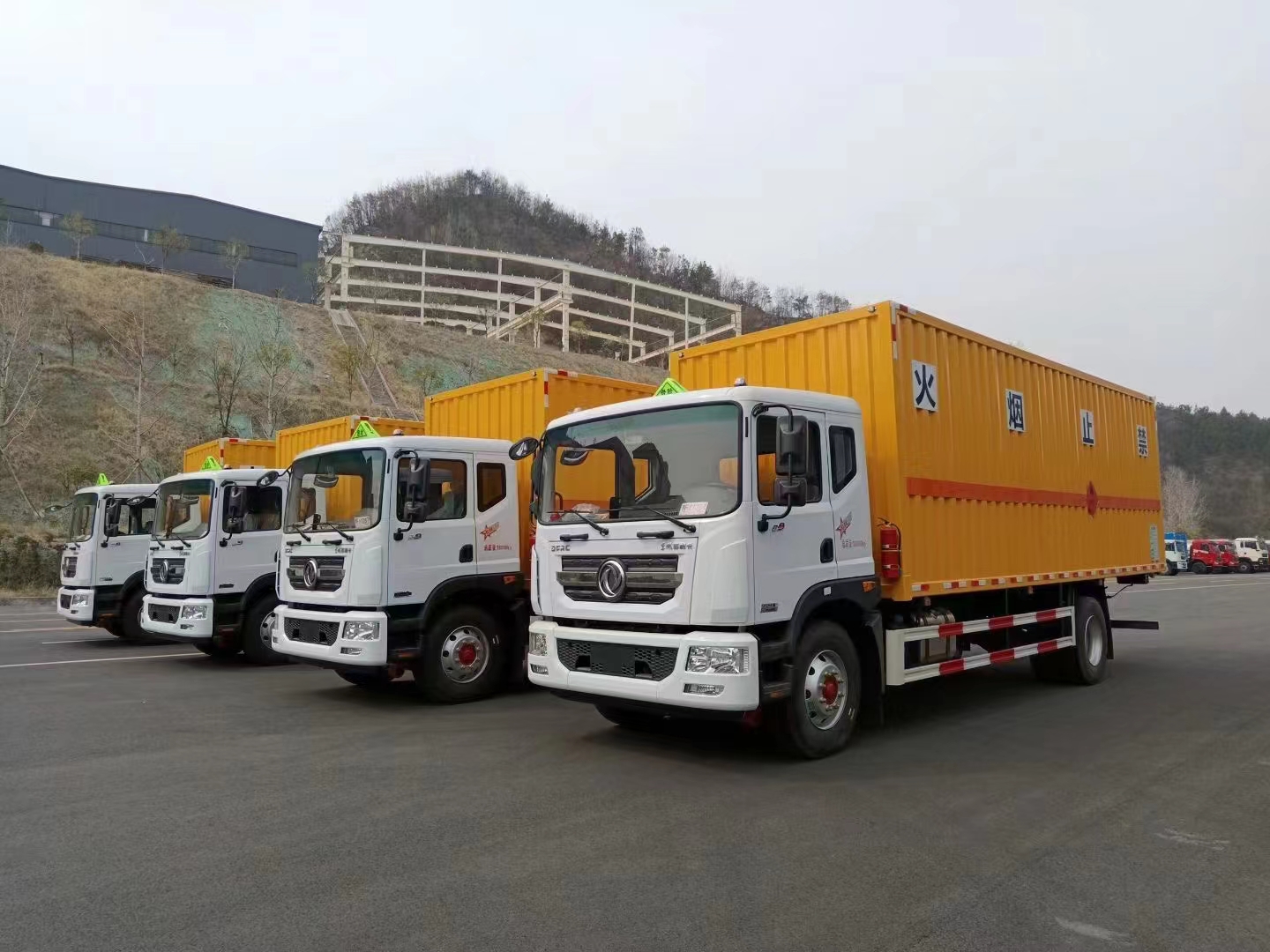 東風D9國六黃色瓦楞板危險品車批量發(fā)車