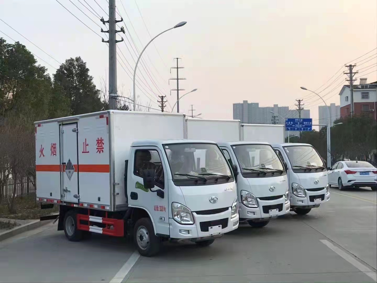 三臺(tái)躍進(jìn)國六雜項(xiàng)危險(xiǎn)品車發(fā)車