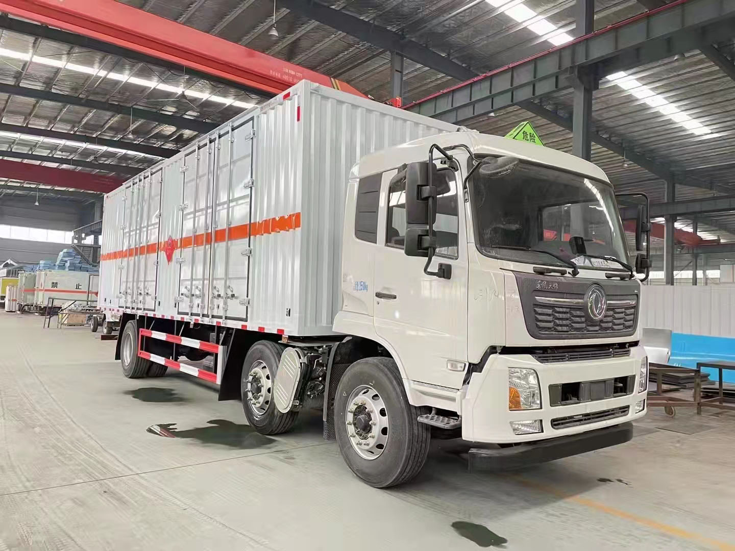 東風天錦三軸國六帶雙側(cè)門瓦楞板危險品車