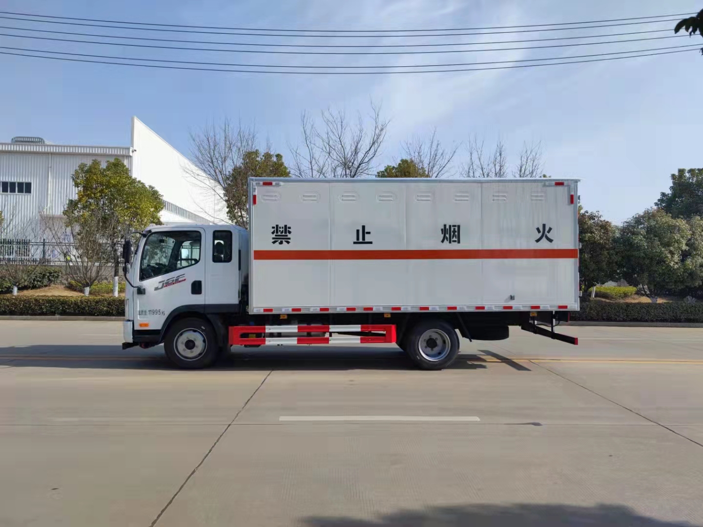 解放J6F國(guó)六排半4米8危險(xiǎn)品車