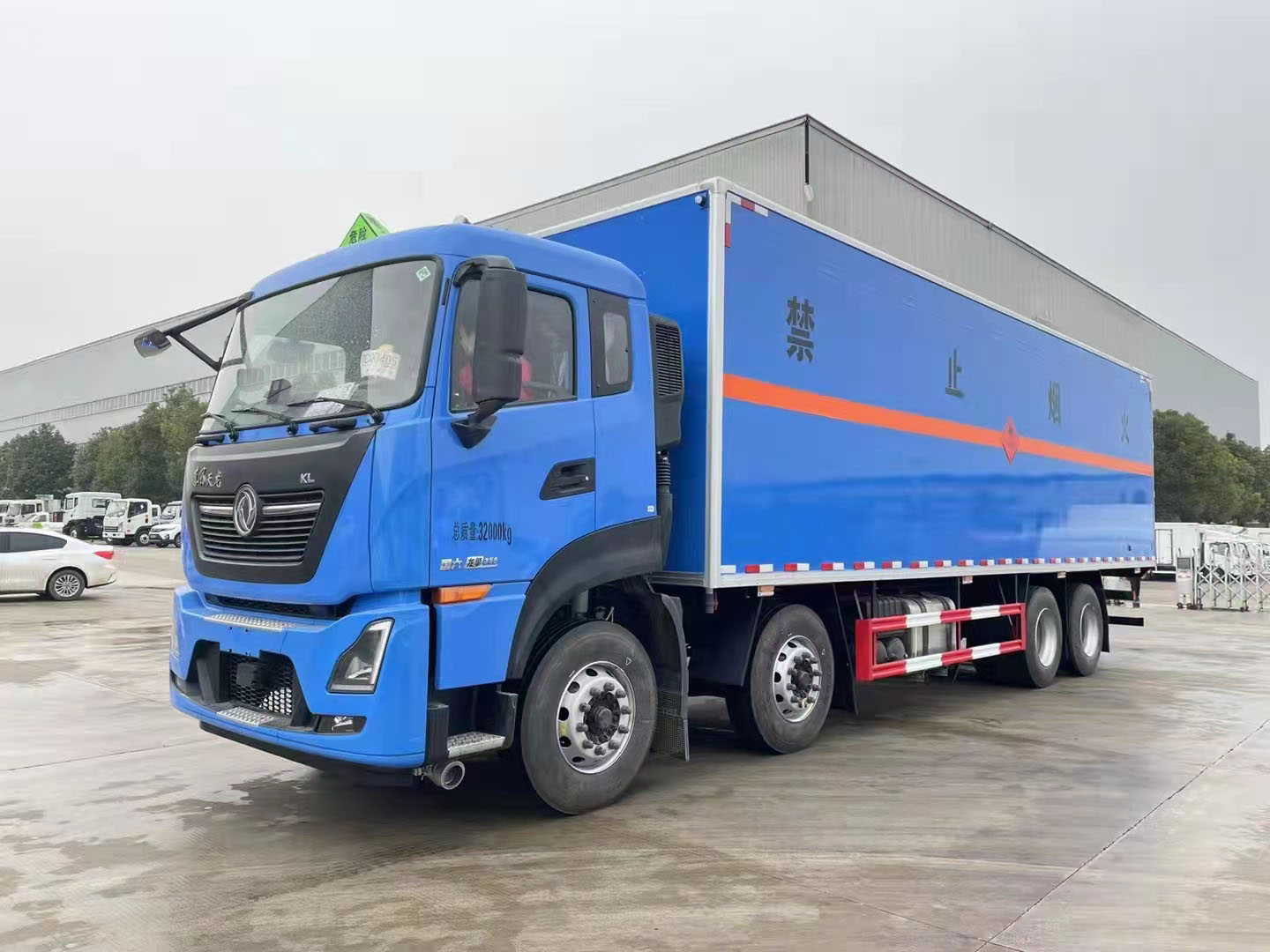 東風(fēng)天龍KL整車藍(lán)色前四后八危險(xiǎn)品車