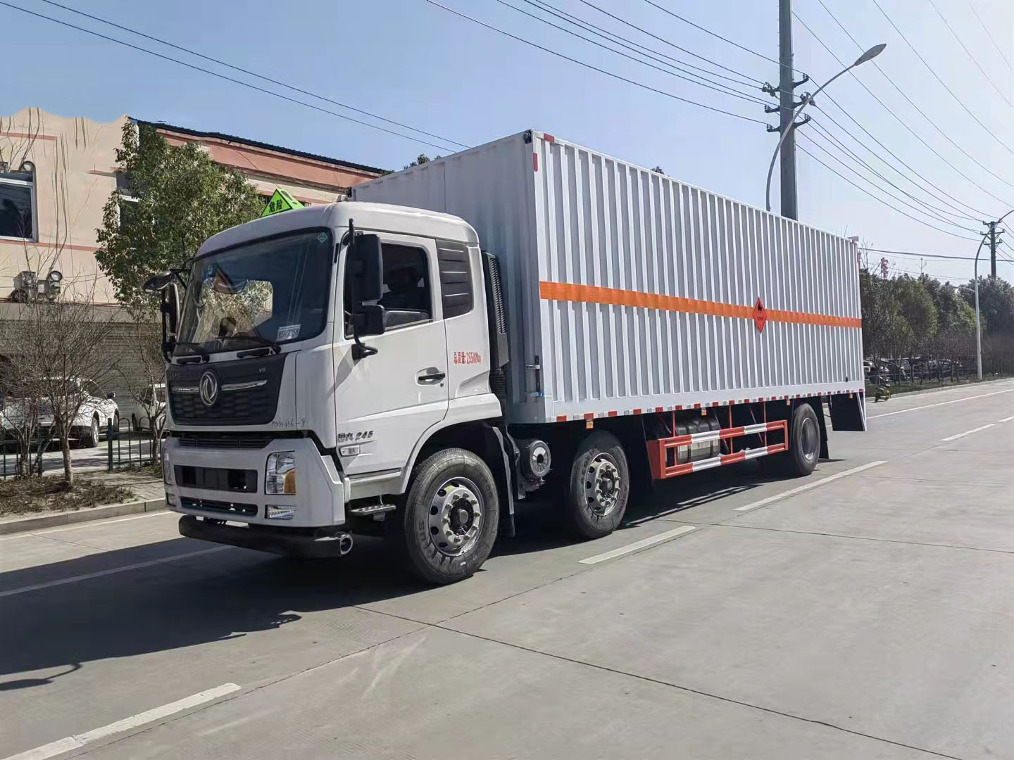 東風(fēng)天錦三軸帶雙開側(cè)門瓦楞板危險(xiǎn)品車