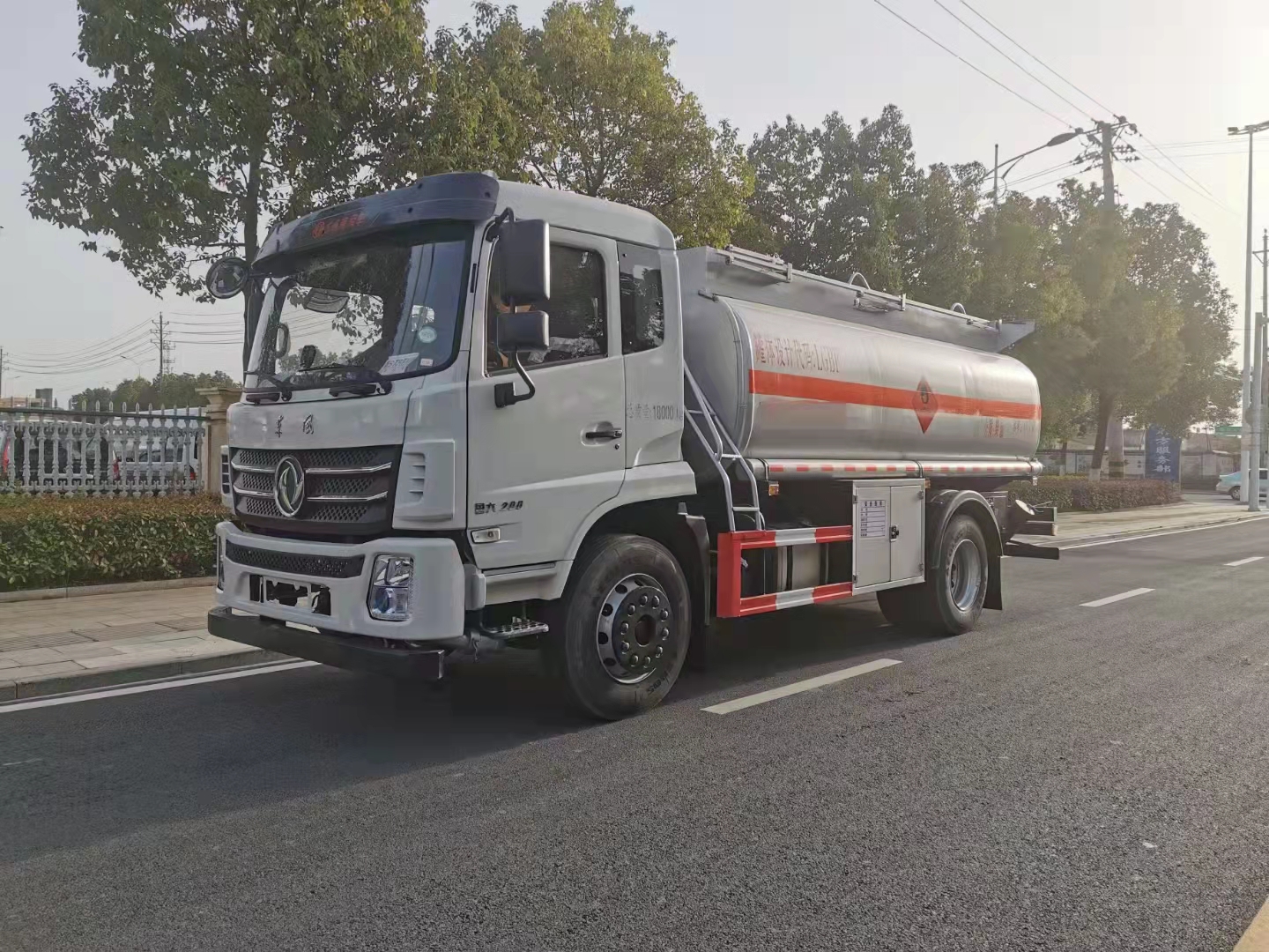 東風(fēng)專底單橋國(guó)六加油車