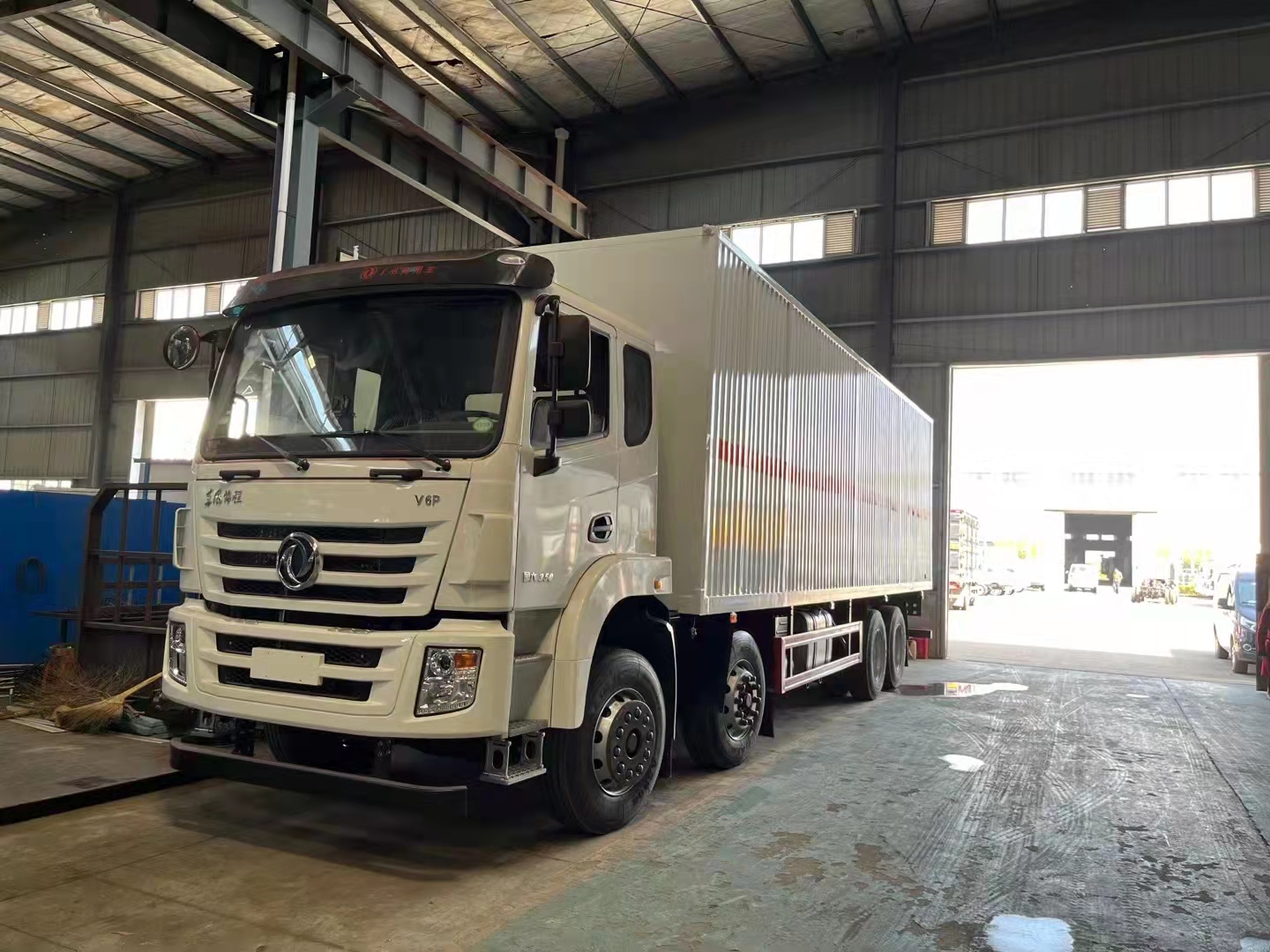 東風(fēng)錦程前四后八國(guó)六帶雙側(cè)門瓦楞板危險(xiǎn)品車