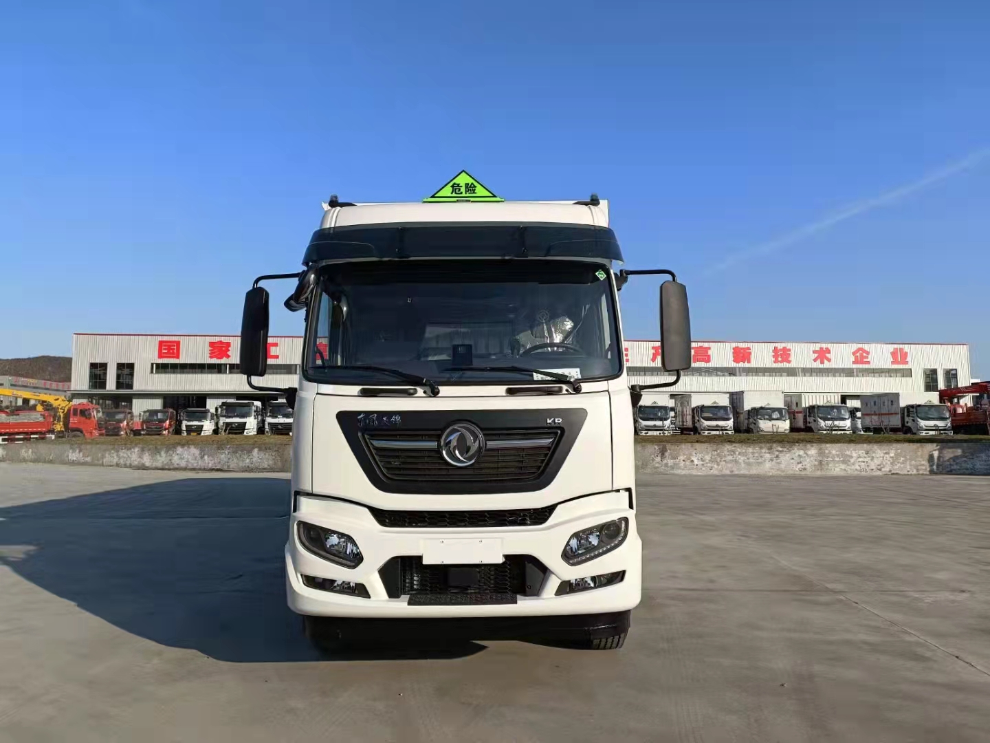 東風(fēng)天錦KR三軸國(guó)六高頂雙臥危險(xiǎn)品車