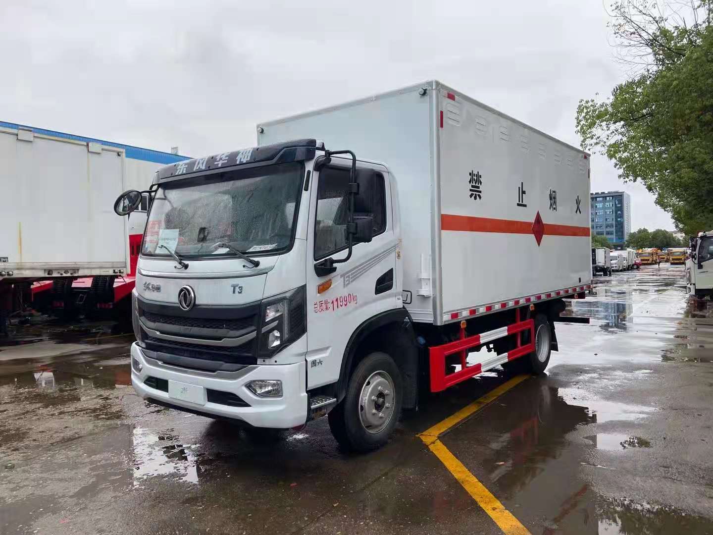 ?；愤\(yùn)輸小鋼炮——東風(fēng)華神國(guó)六危險(xiǎn)品車