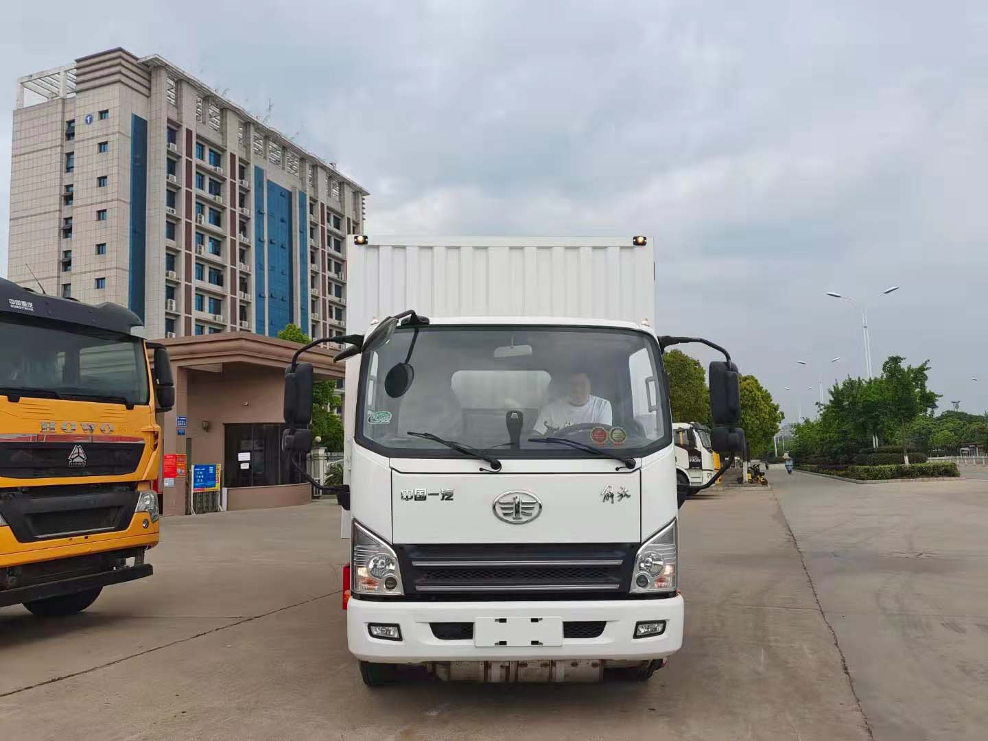 解放虎V黃牌4米2雜項(xiàng)危險(xiǎn)品運(yùn)輸車