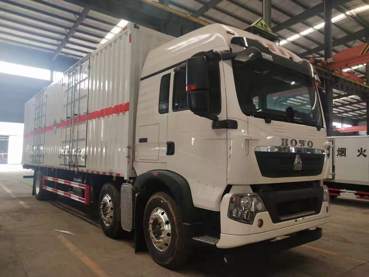 汕德卡國(guó)六9米6危險(xiǎn)品車