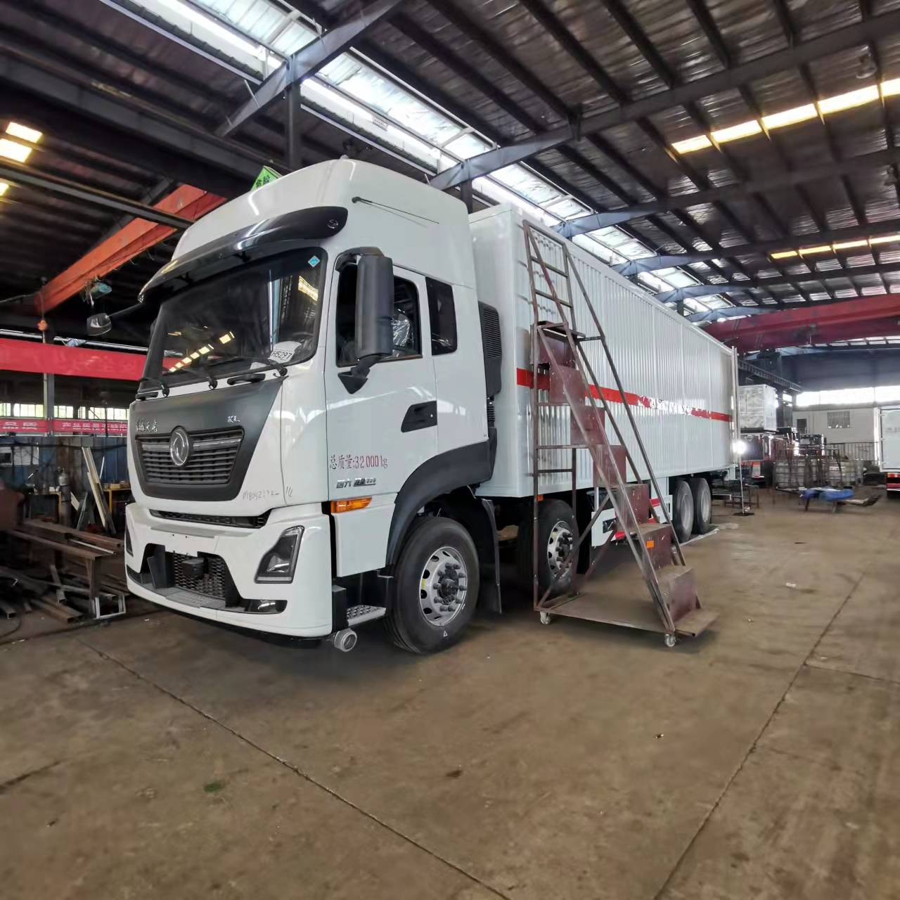 東風(fēng)天龍國(guó)六前四后八帶翼展危險(xiǎn)品車