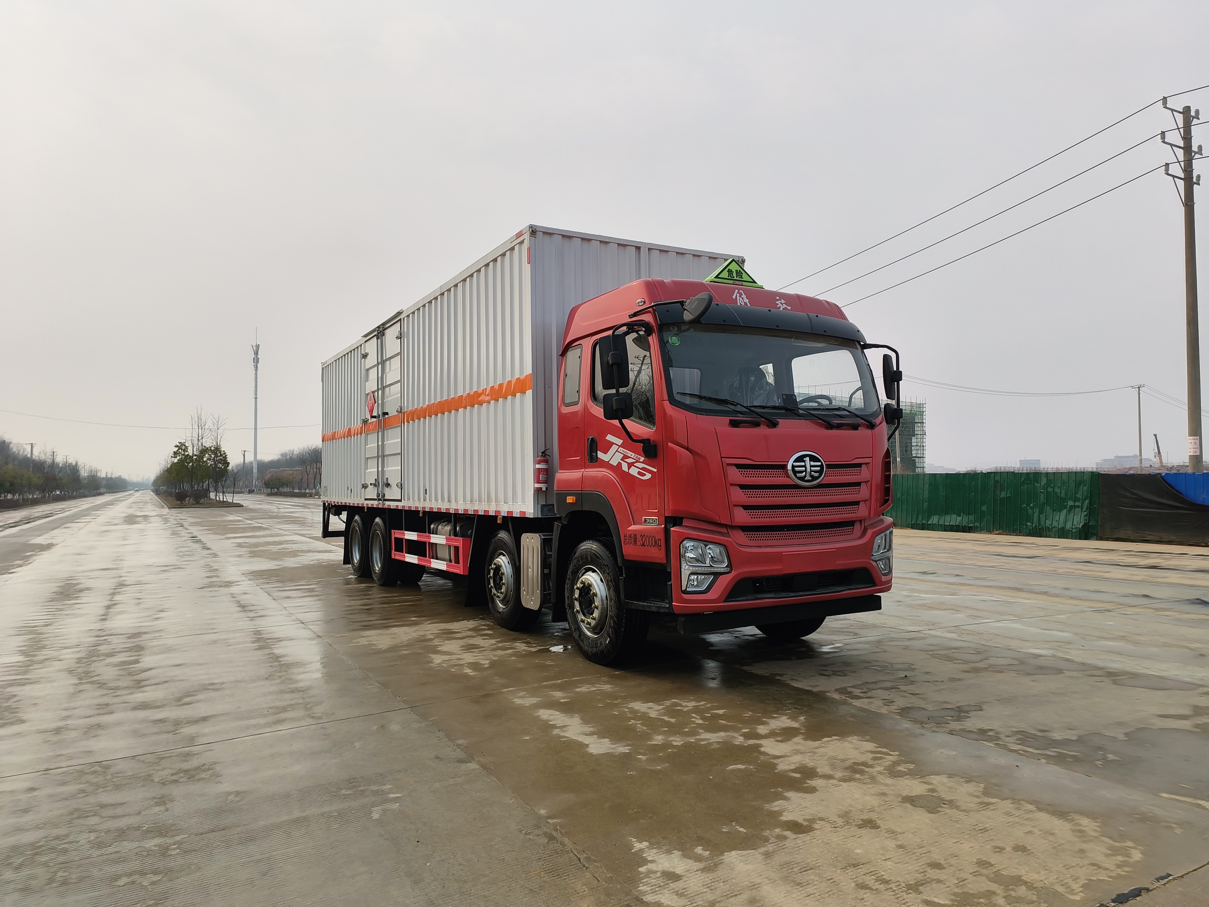 自動擋高配——解放JK6國六前四后八危險品車