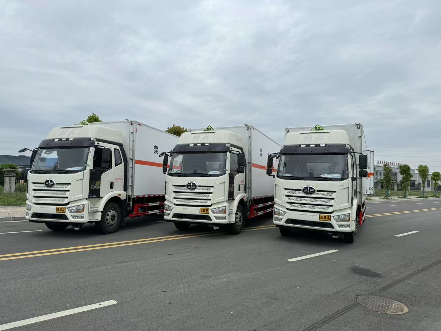三臺解放7米5國六冷危廂式車發(fā)車