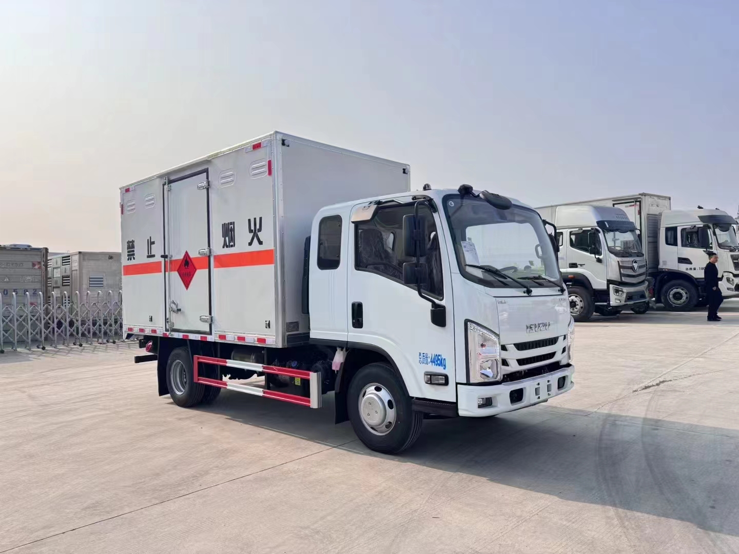 五十鈴國六排半藍(lán)牌危險品車