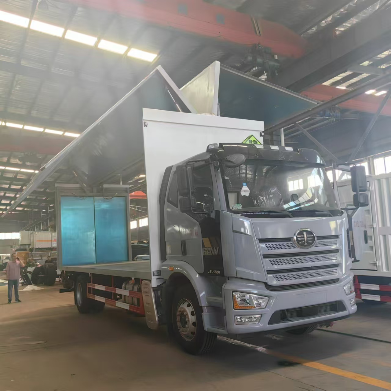 解放J6L國六藍色帶翼展危險品車