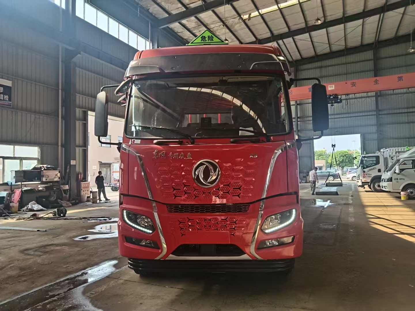 東風X3小三軸高頂雙臥國六氣瓶運輸車