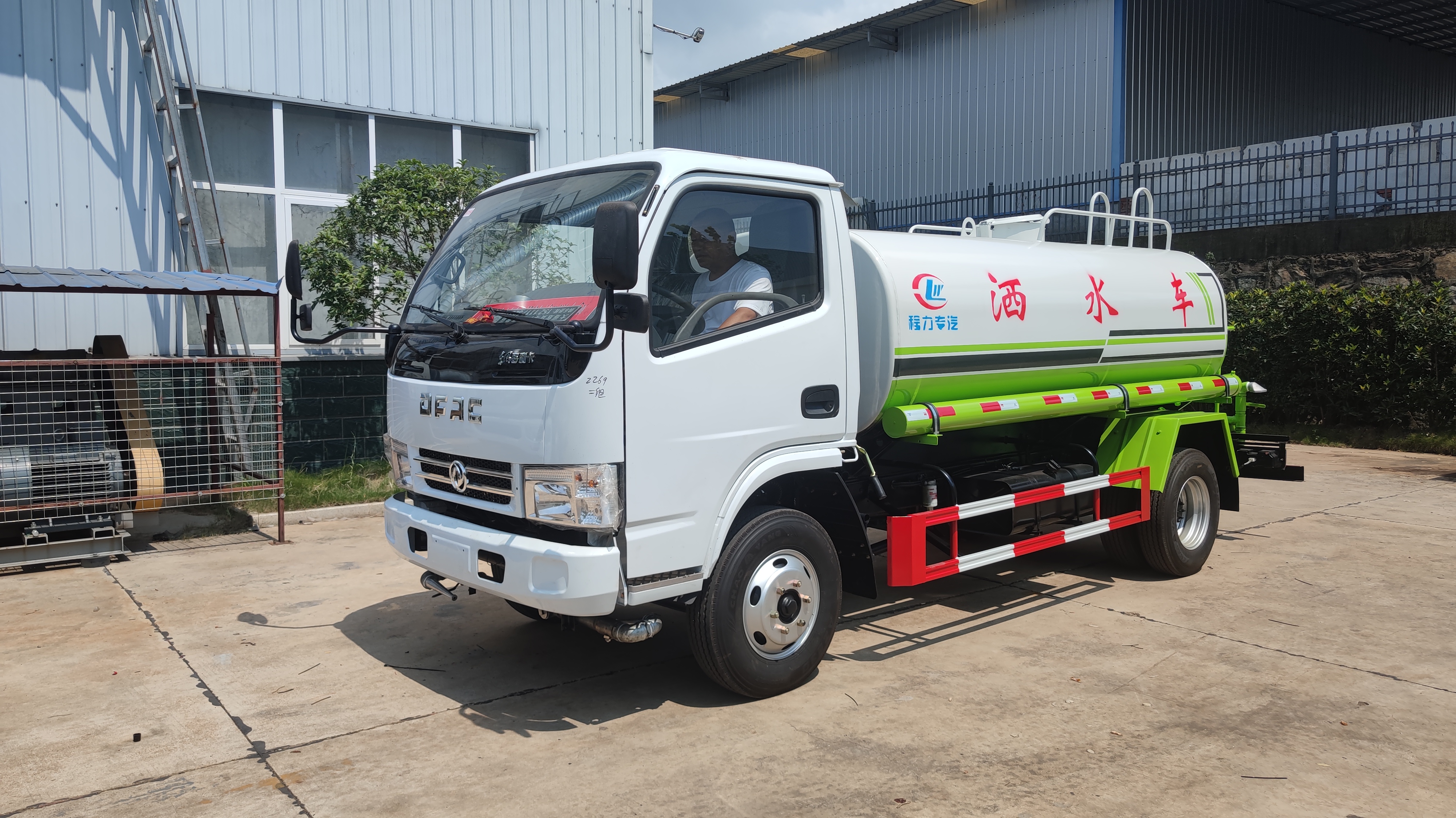 預(yù)算有限選擇東風(fēng)福瑞卡5噸不上戶灑水車
