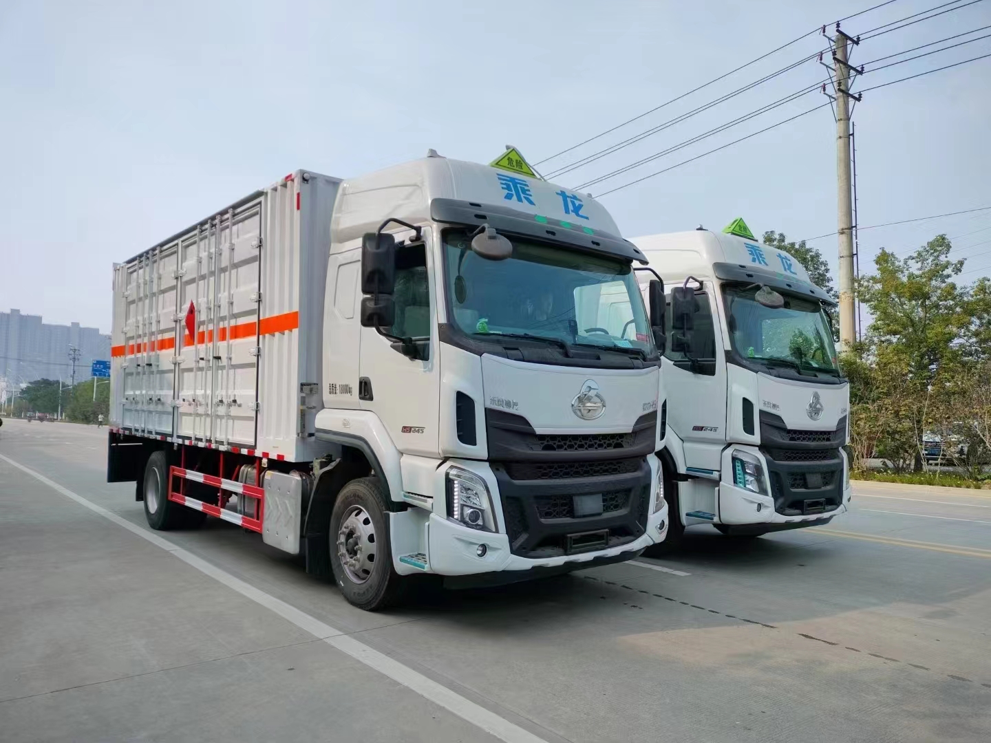 柳汽國六10噸瓦楞板危險品車批量發車