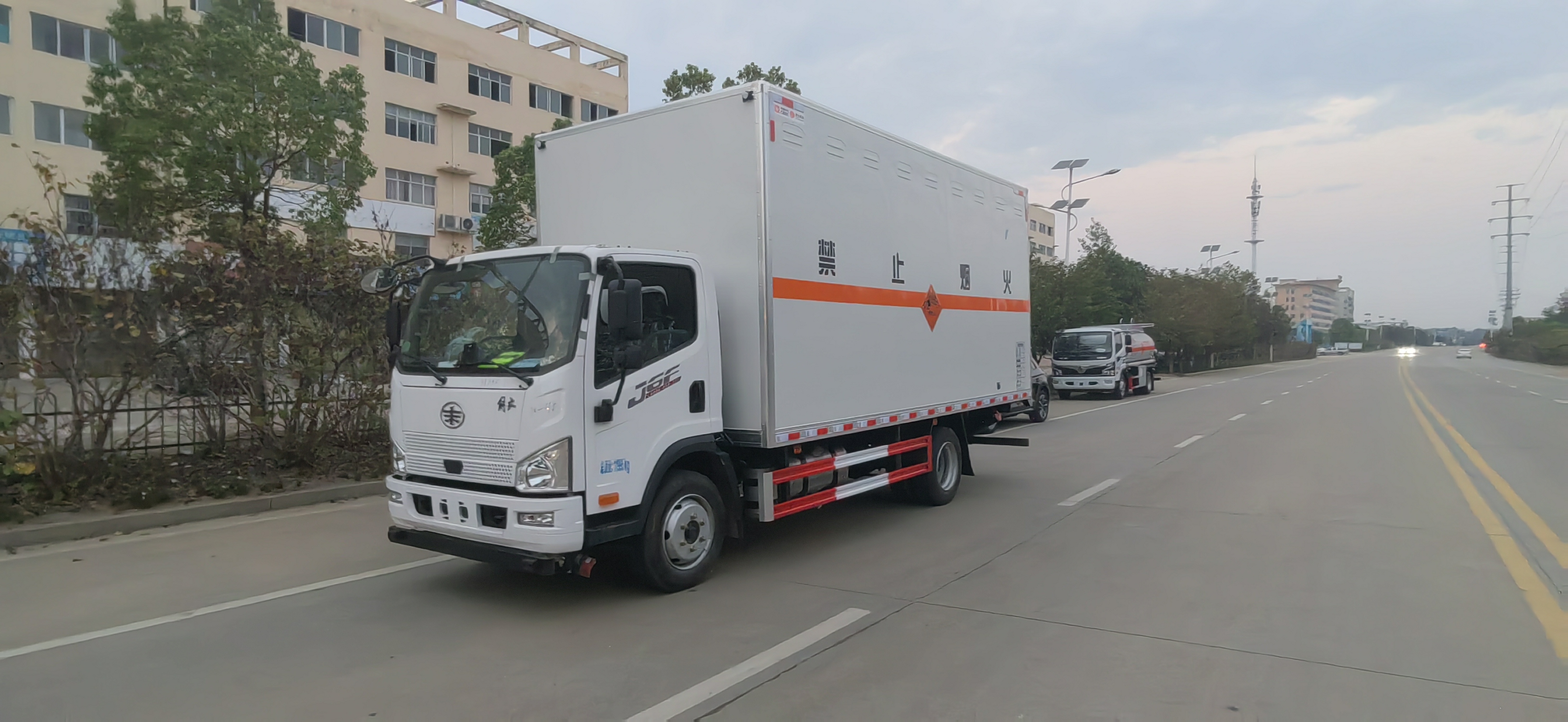 解放33立方國六爆破器材運(yùn)輸車