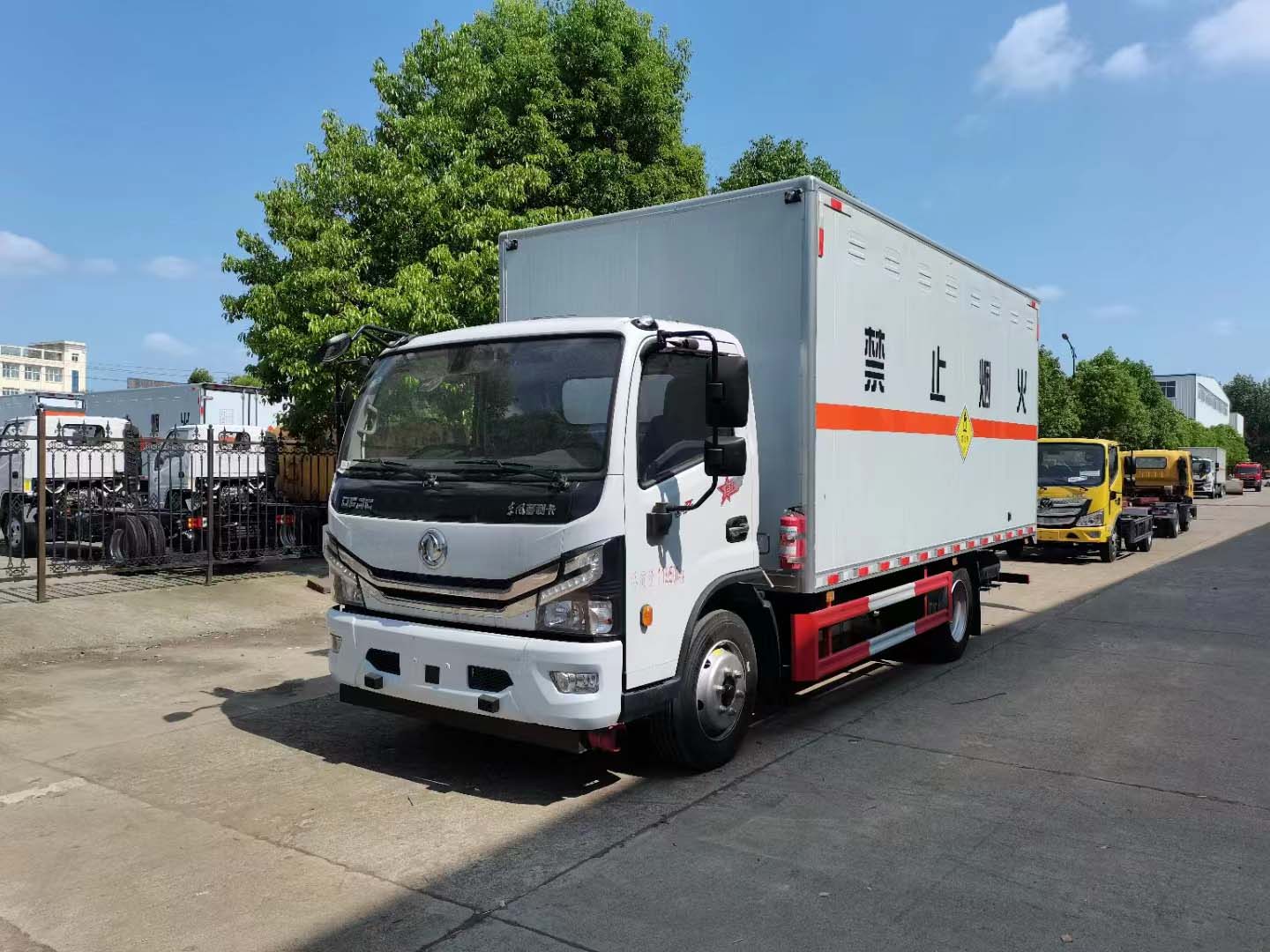 東風7噸氧化性危險品車