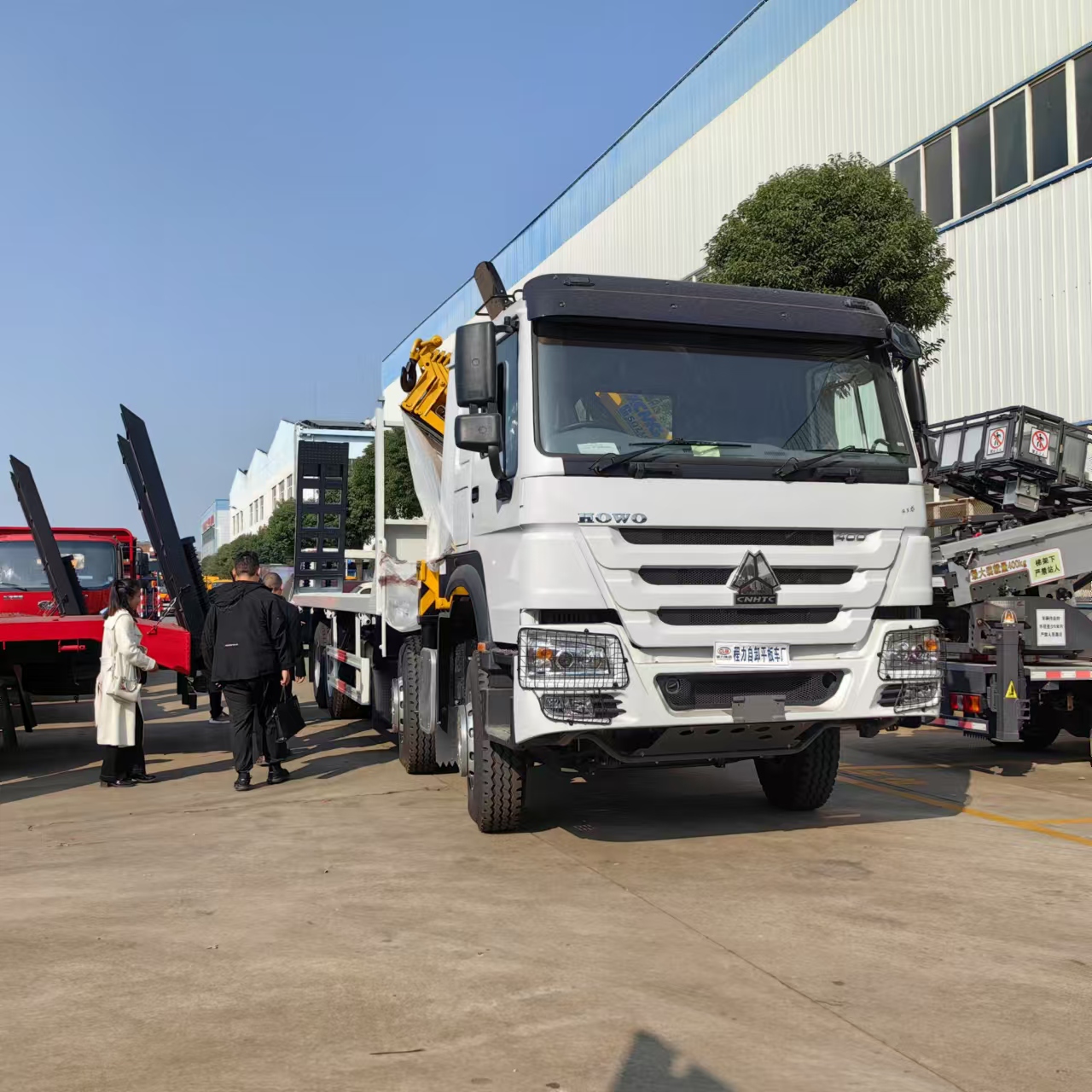出口專用重汽右舵帶吊平板運輸車