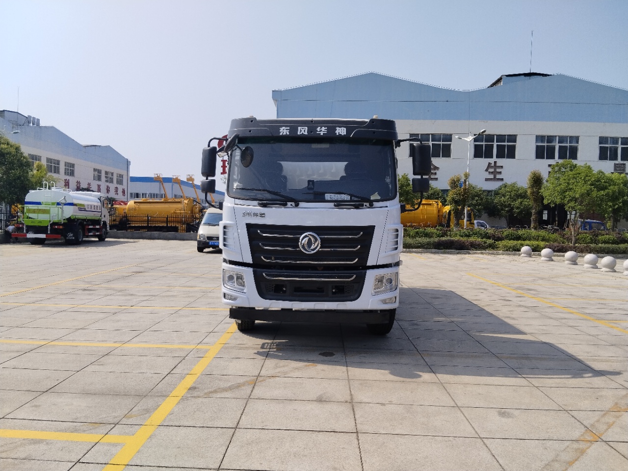 經濟實惠款東風華神15方灑水車