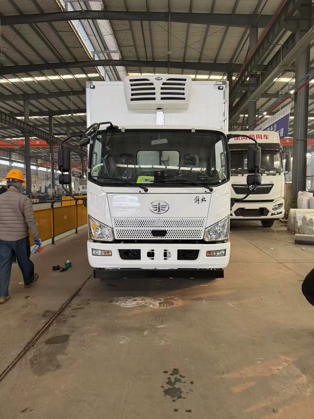  解放J6F國六5米5帶冷機危險品車
